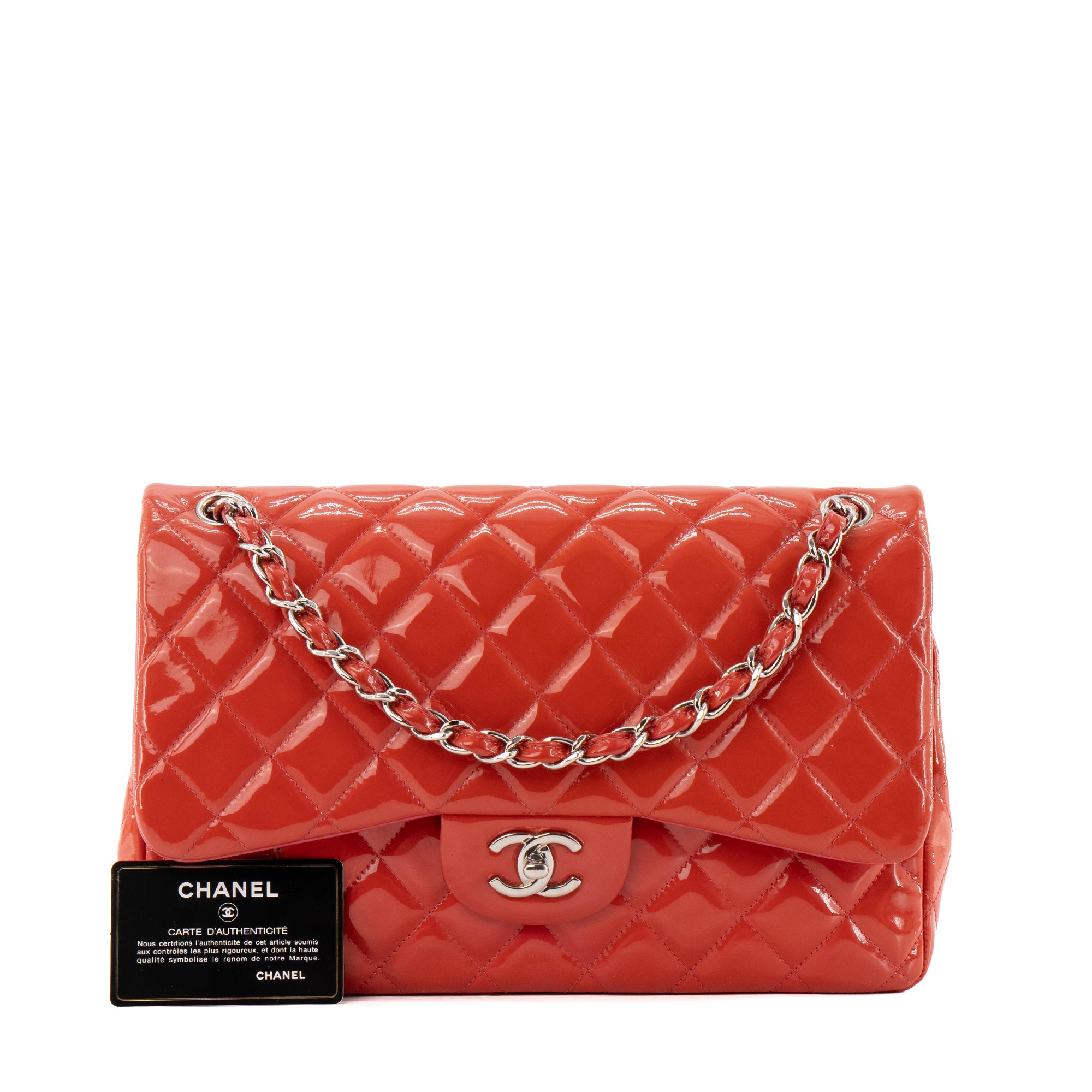 CHANEL - Sac à bandoulière Classique/Timeless Jumbo Chanel en cuir verni corail