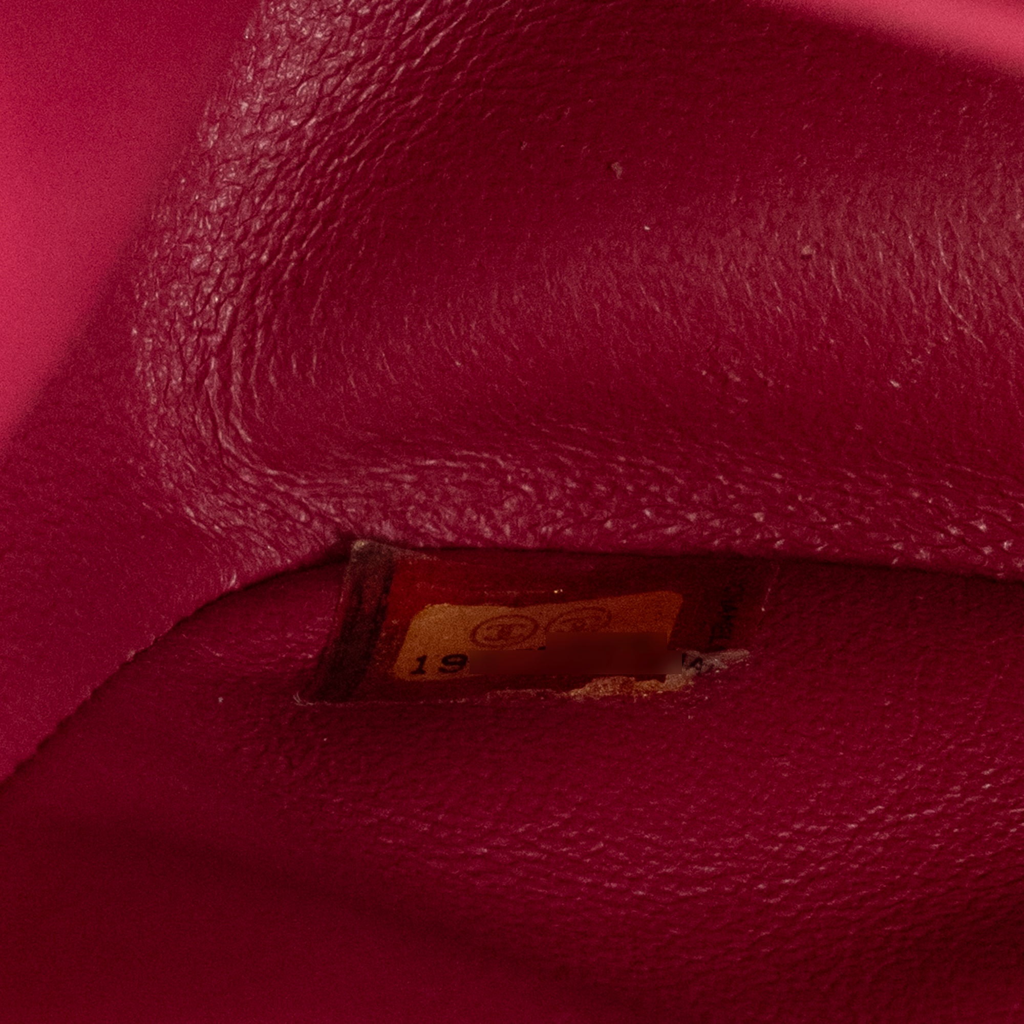 CHANEL - Sac à bandoulière Classique/Timeless Jumbo Chanel en cuir verni corail