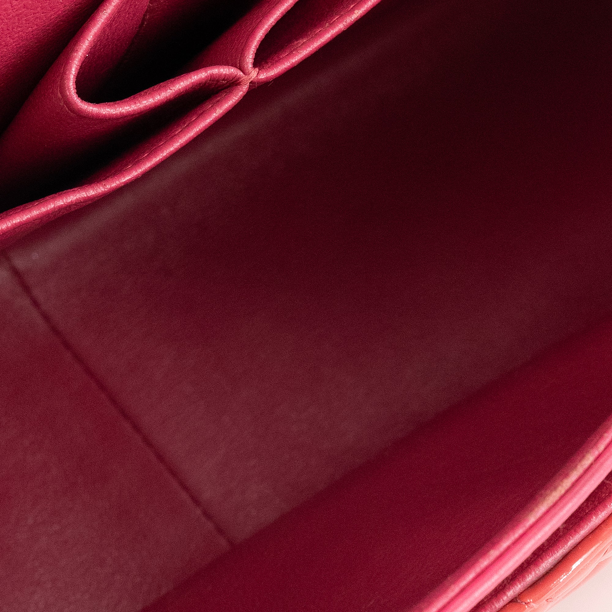 CHANEL - Sac à bandoulière Classique/Timeless Jumbo Chanel en cuir verni corail