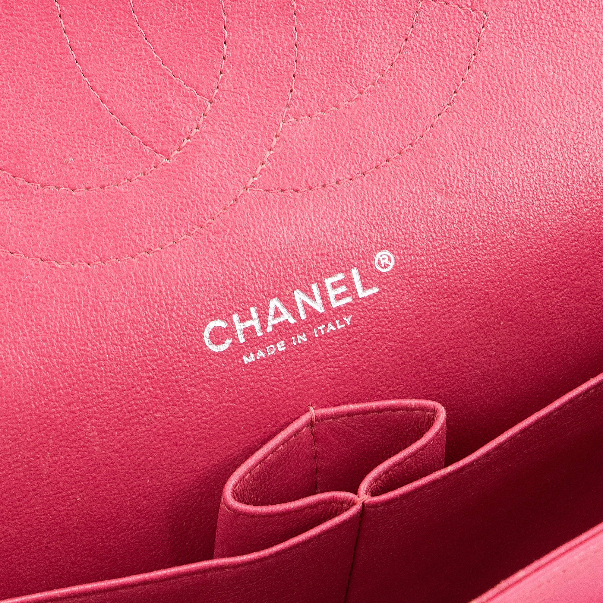 CHANEL - Sac à bandoulière Classique/Timeless Jumbo Chanel en cuir verni corail