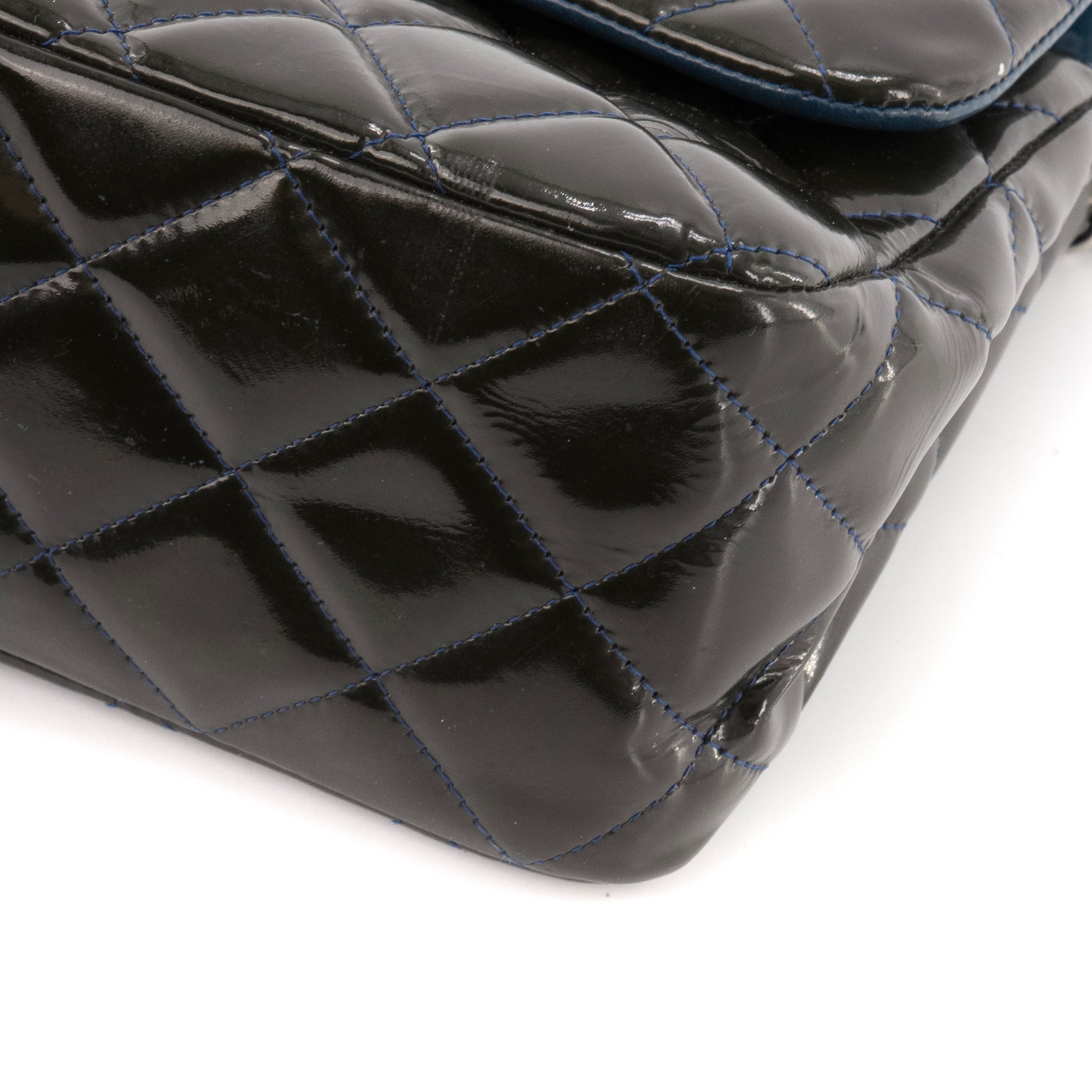 CHANEL - Sac à bandoulière Classique/Timeless Jumbo Chanel en cuir verni kaki