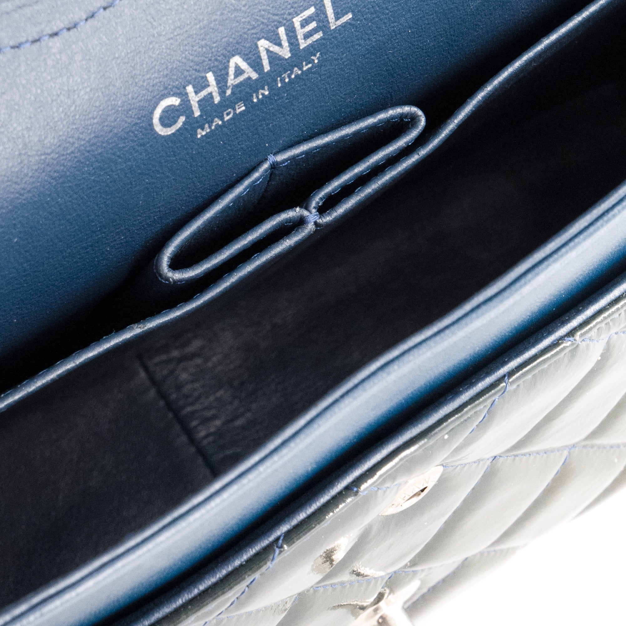 CHANEL - Sac à bandoulière Classique/Timeless Jumbo Chanel en cuir verni kaki