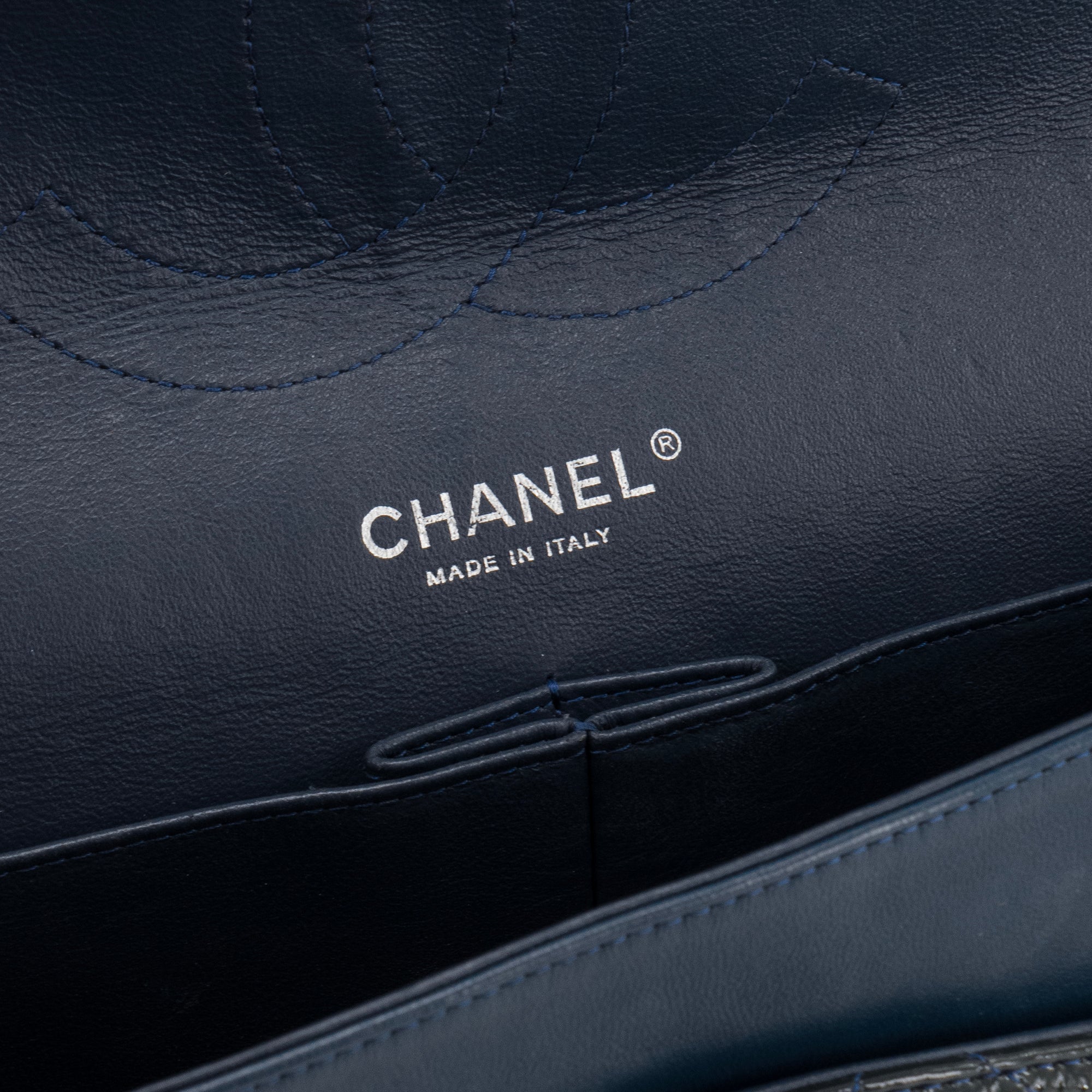 CHANEL - Sac à bandoulière Classique/Timeless Jumbo Chanel en cuir verni kaki