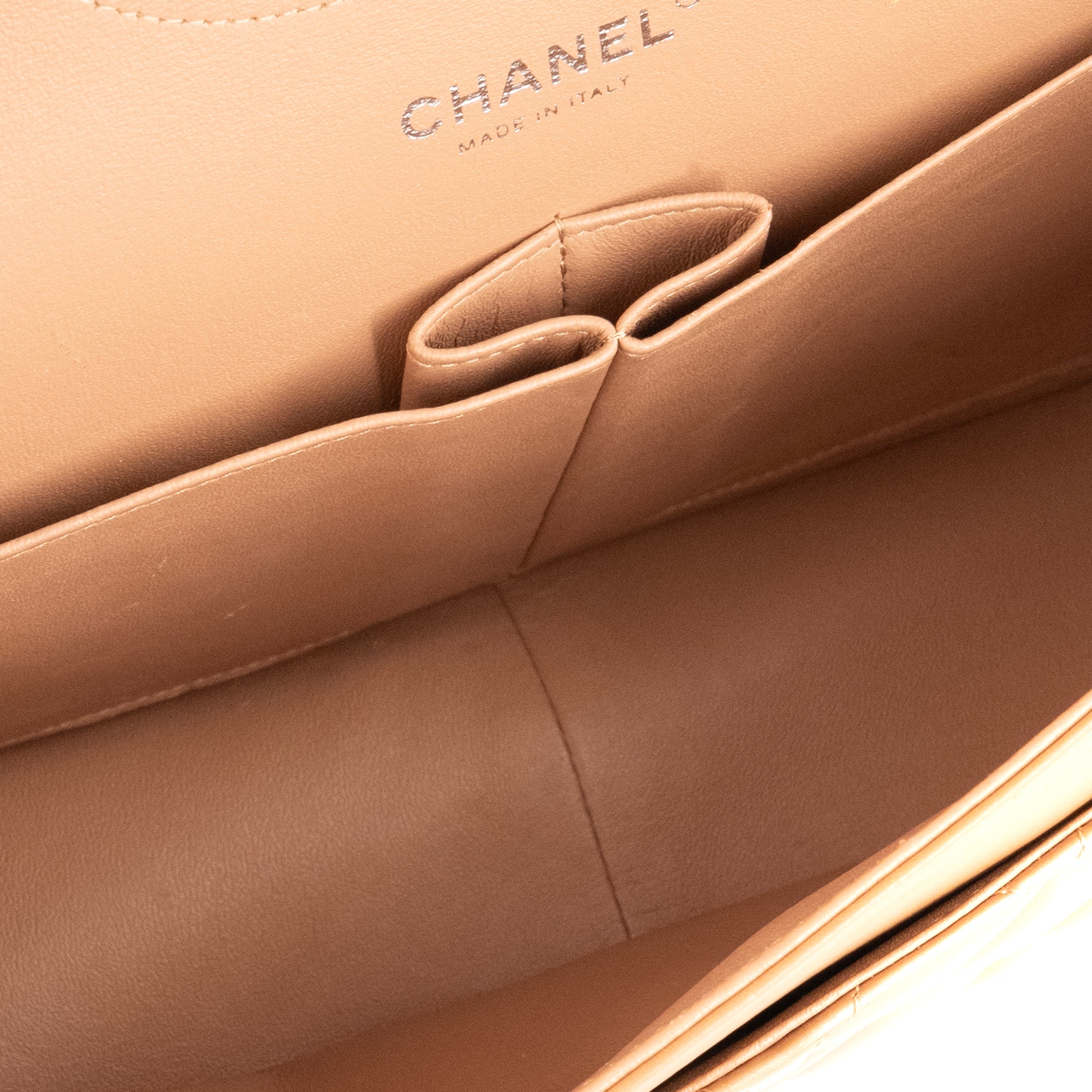 CHANEL - Sac à bandoulière Classique/Timeless Jumbo Chanel en cuir verni marron irisé