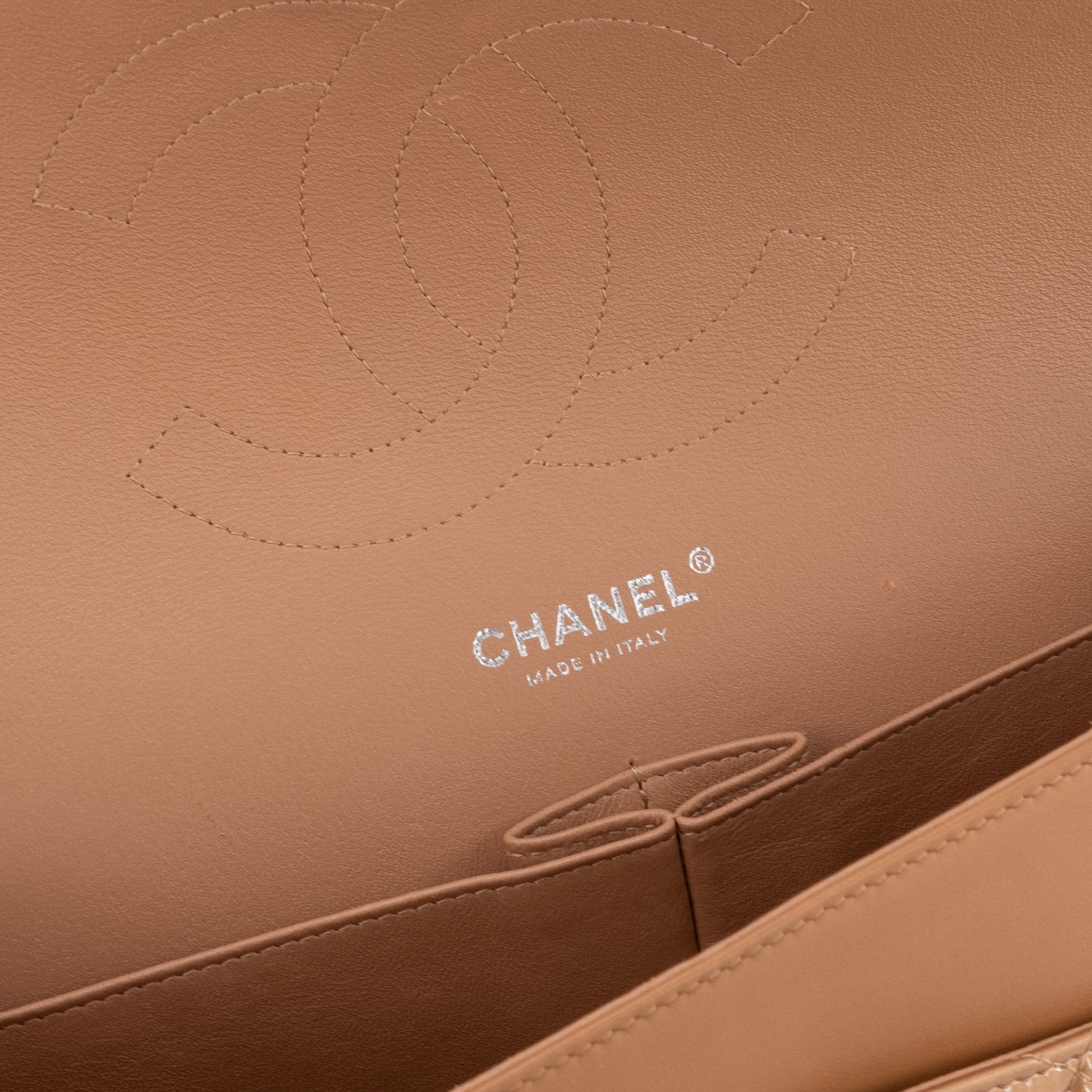 CHANEL - Sac à bandoulière Classique/Timeless Jumbo Chanel en cuir verni marron irisé