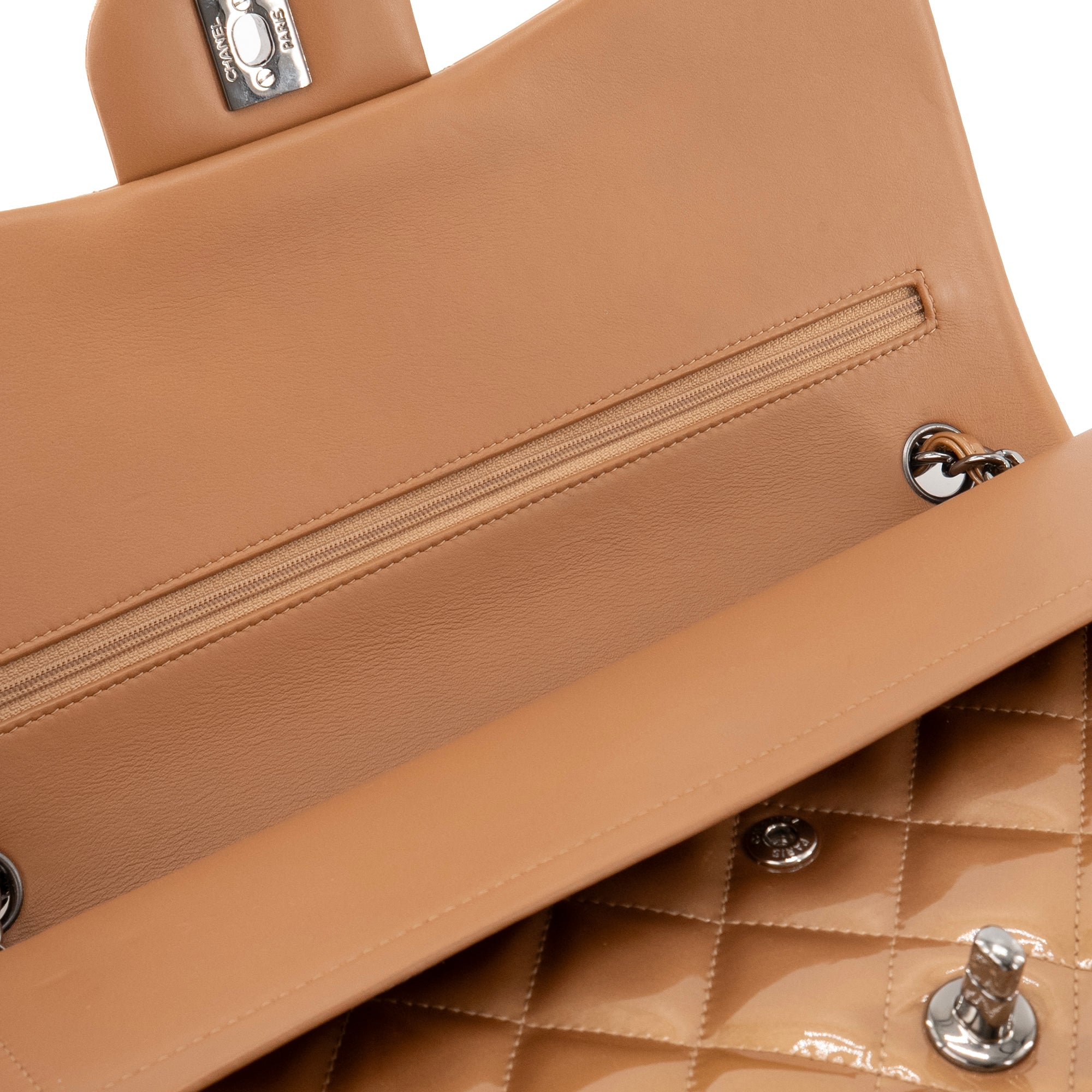 CHANEL - Sac à bandoulière Classique/Timeless Jumbo Chanel en cuir verni marron irisé