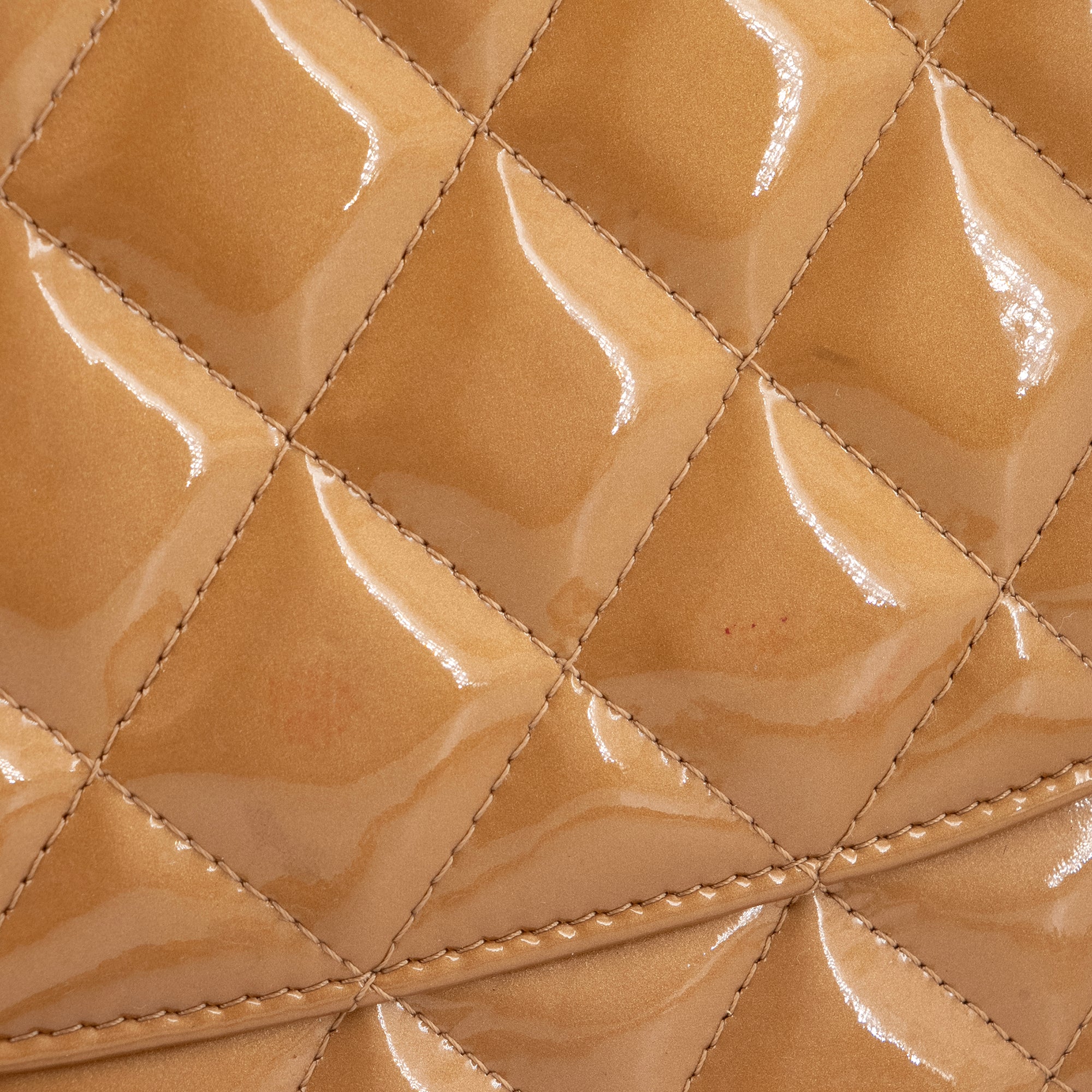 CHANEL - Sac à bandoulière Classique/Timeless Jumbo Chanel en cuir verni marron irisé