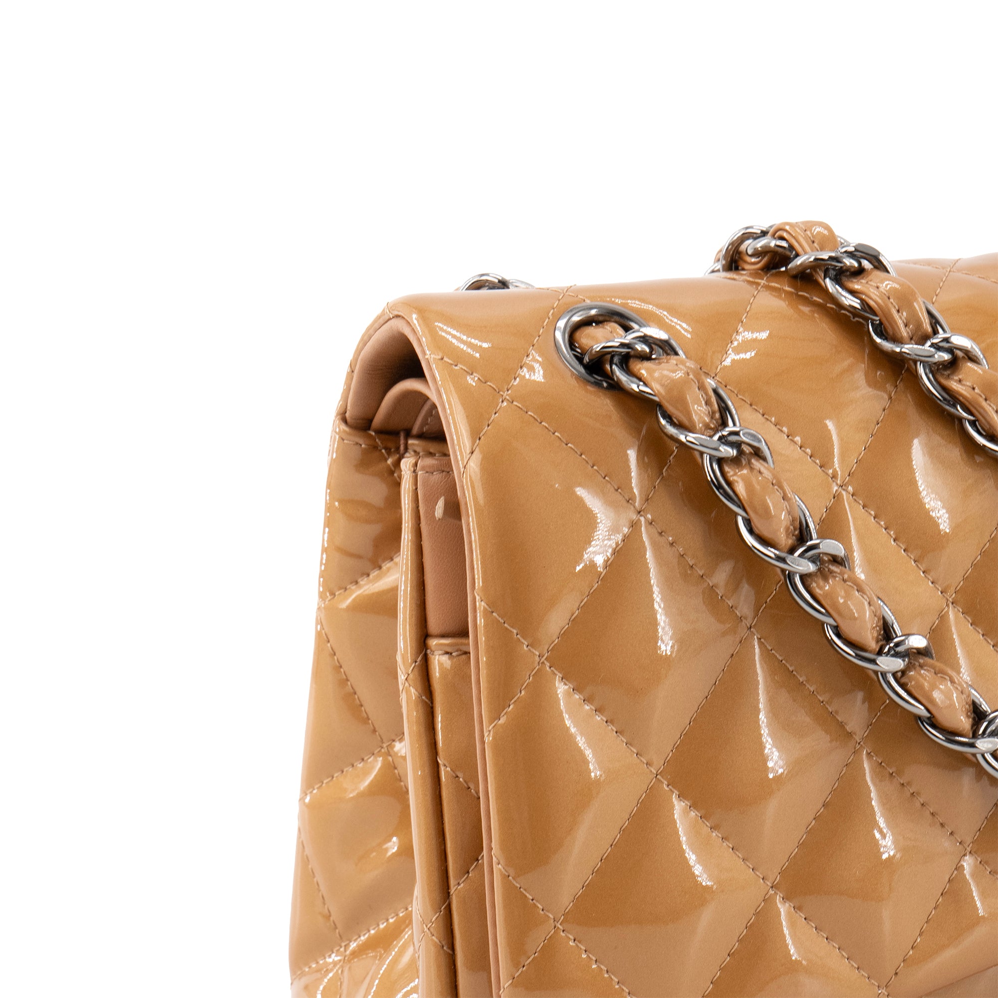 CHANEL - Sac à bandoulière Classique/Timeless Jumbo Chanel en cuir verni marron irisé