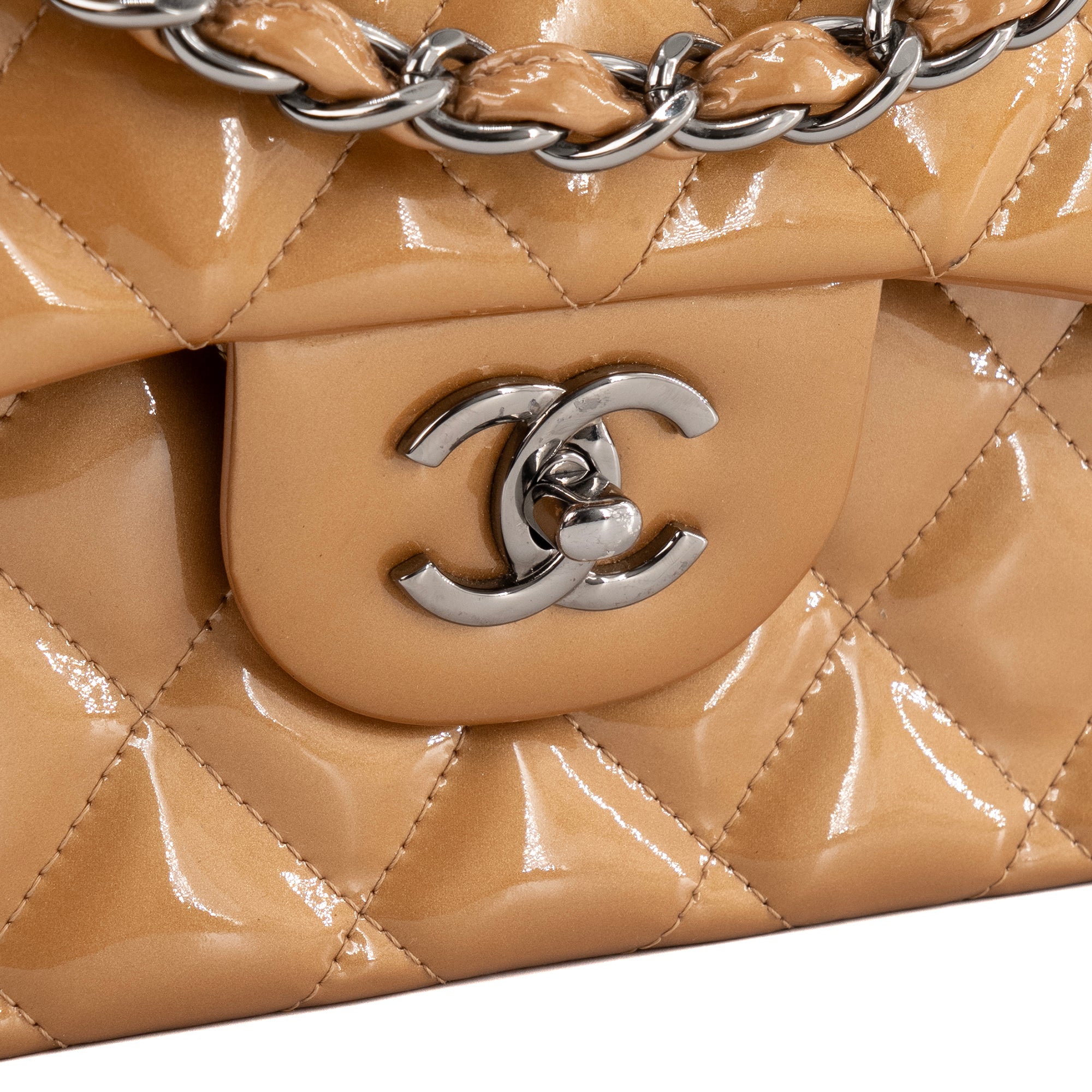 CHANEL - Sac à bandoulière Classique/Timeless Jumbo Chanel en cuir verni marron irisé