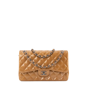 CHANEL - Sac à bandoulière Classique/Timeless Jumbo Chanel en cuir verni marron irisé