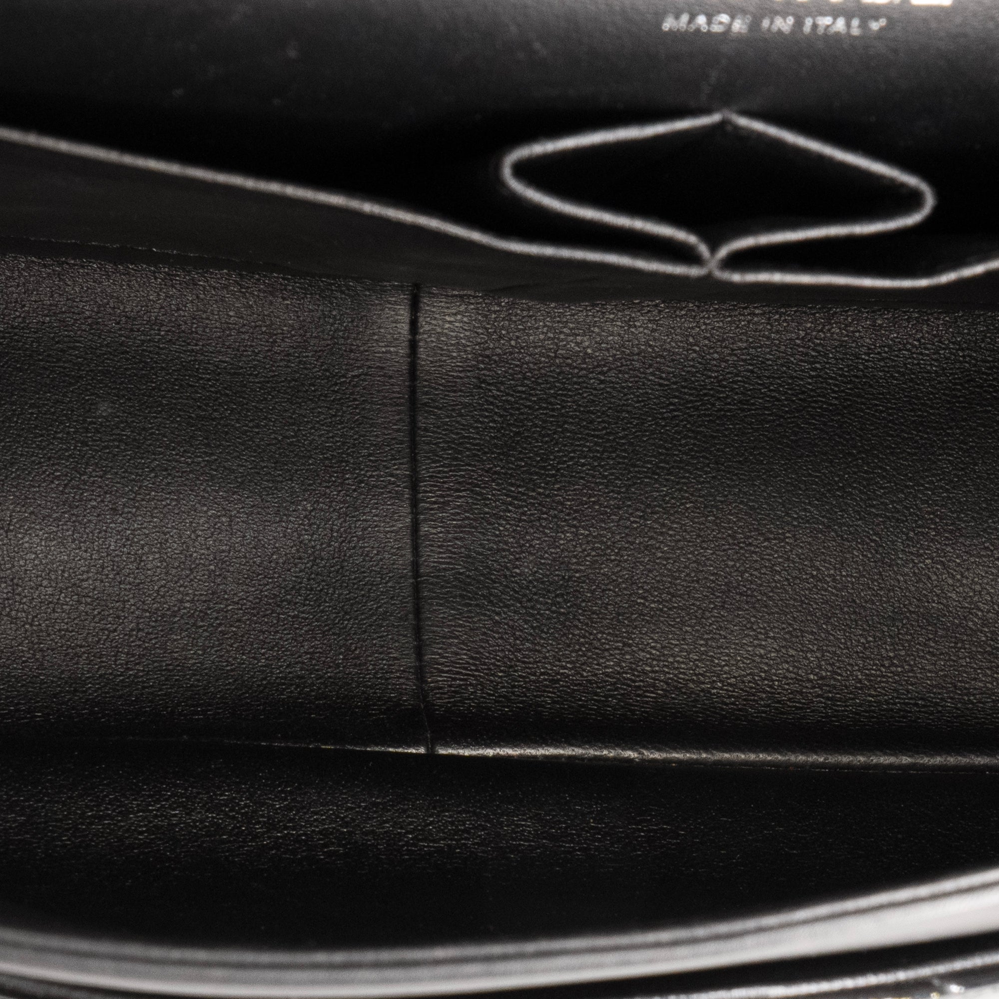 CHANEL - Sac à bandoulière Classique/Timeless Jumbo Chanel en cuir verni noir