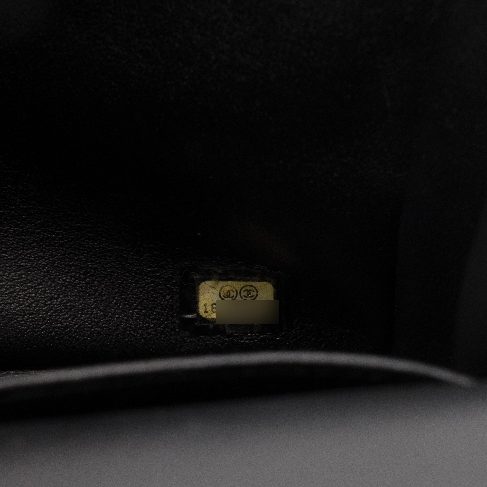 CHANEL - Sac à bandoulière Classique/Timeless Jumbo Chanel en cuir verni noir