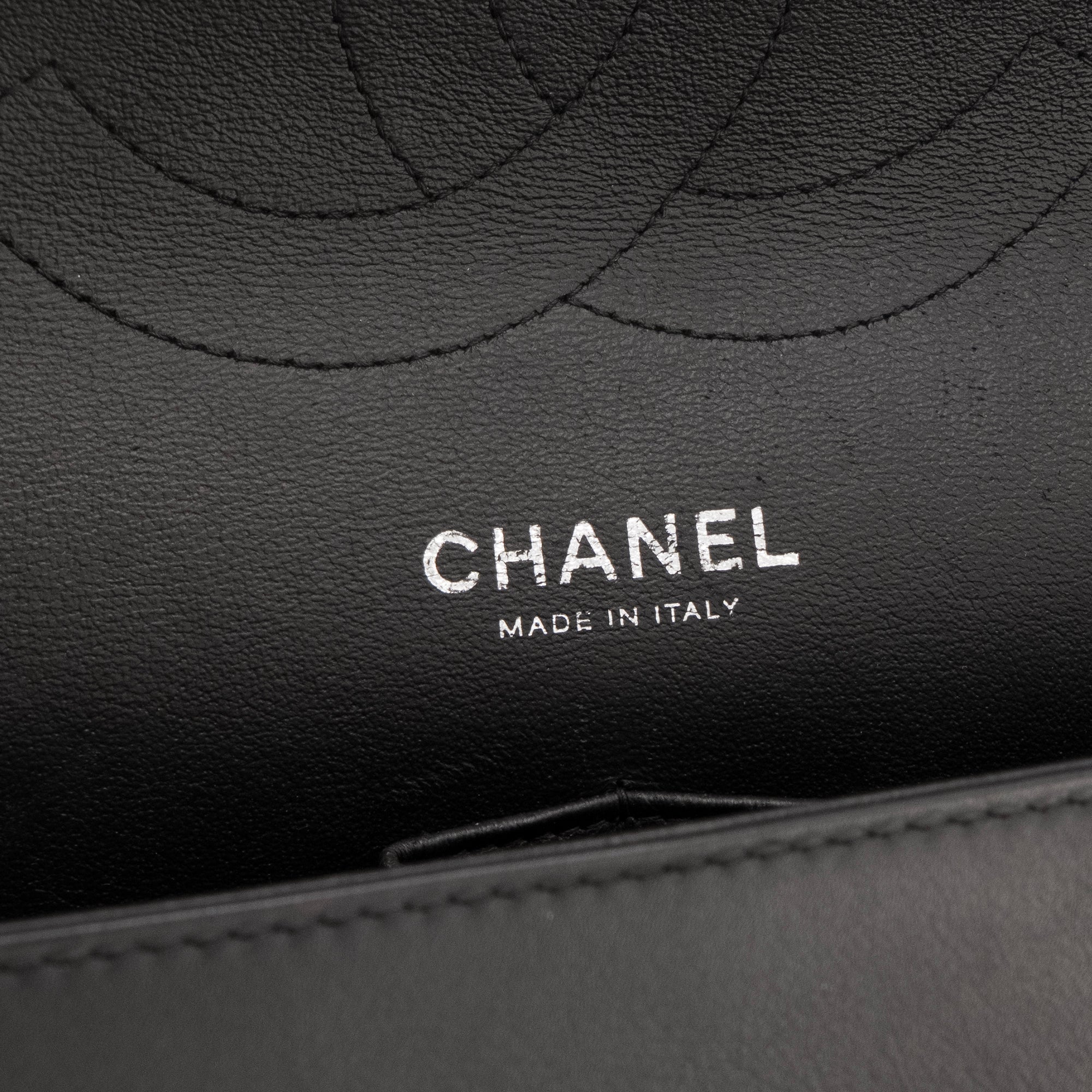 CHANEL - Sac à bandoulière Classique/Timeless Jumbo Chanel en cuir verni noir