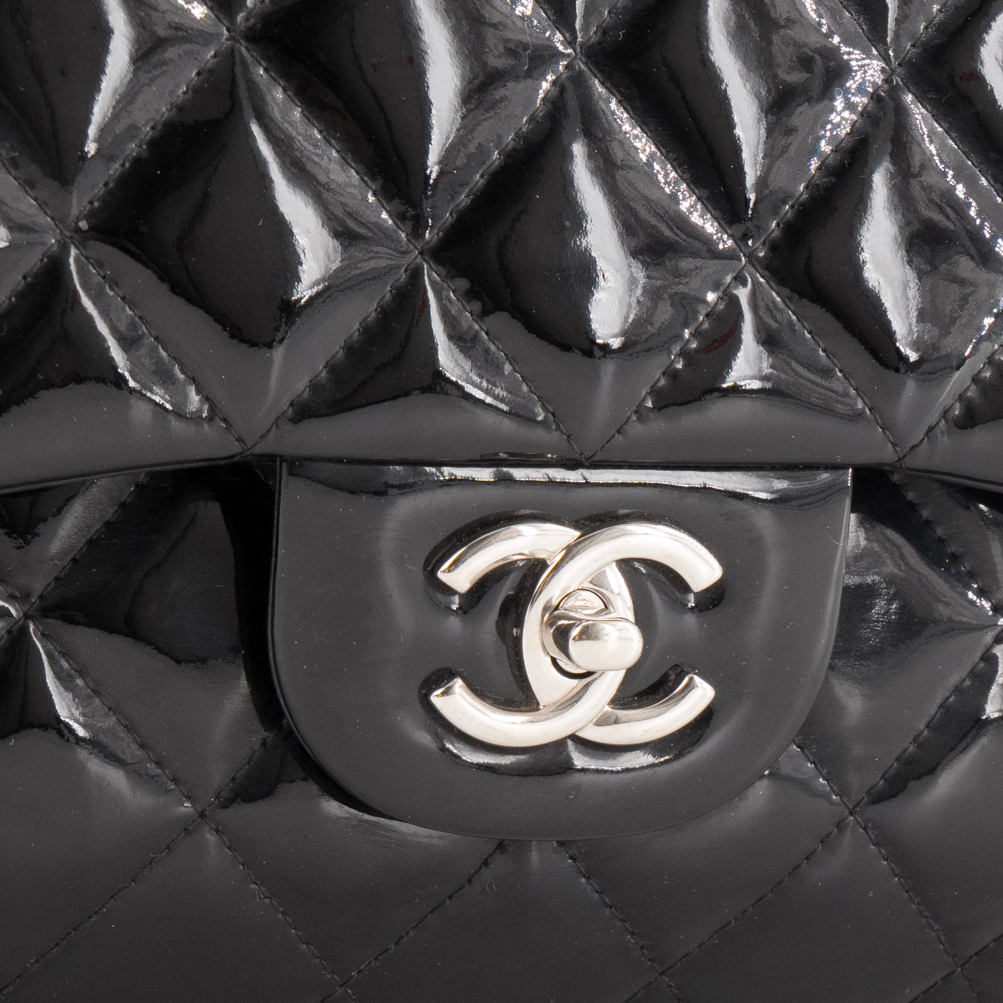 CHANEL - Sac à bandoulière Classique/Timeless Jumbo Chanel en cuir verni noir