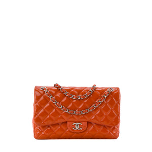 CHANEL - Sac à bandoulière Classique/Timeless Jumbo Chanel en cuir verni orange