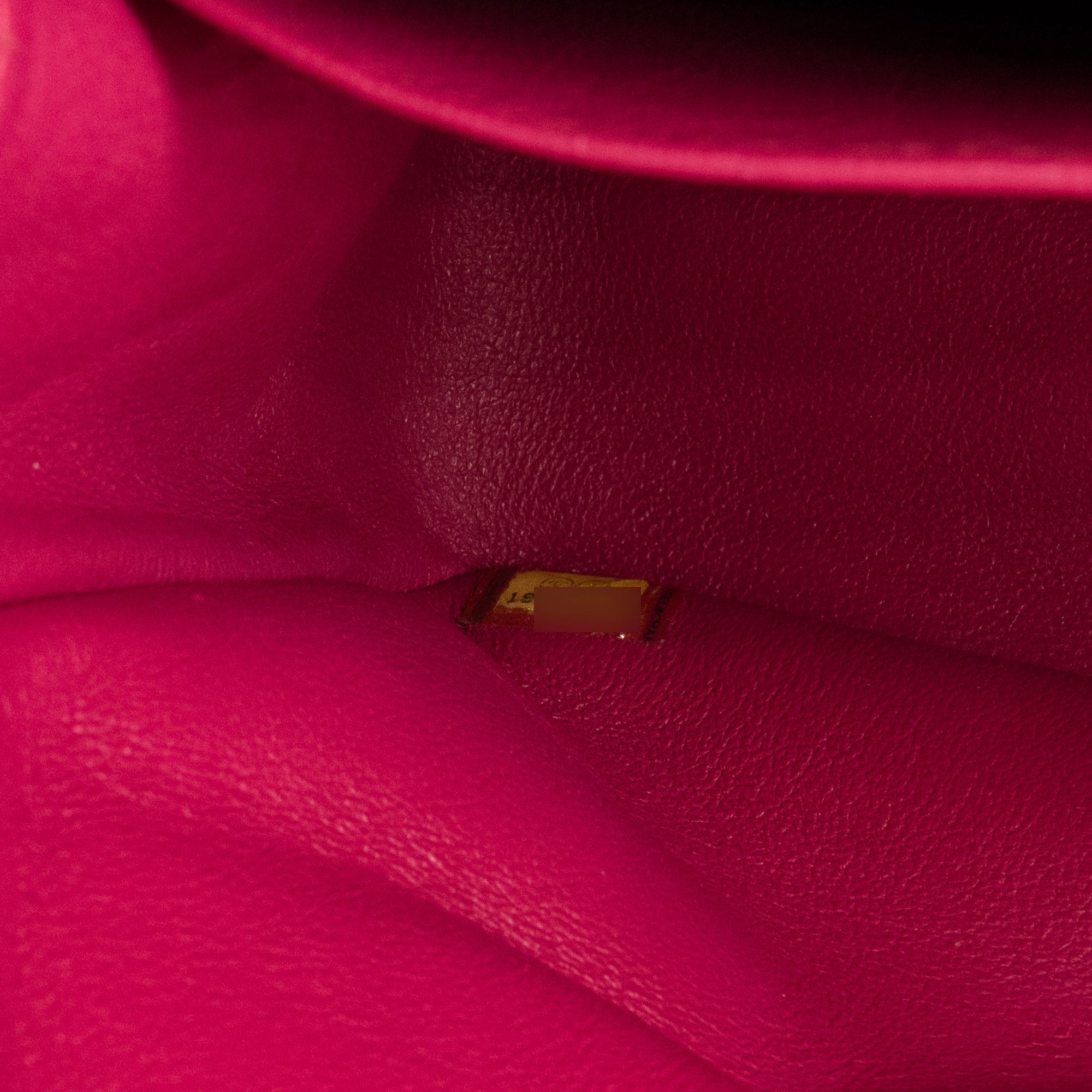CHANEL - Sac à bandoulière Classique/Timeless Jumbo Chanel en cuir verni rose