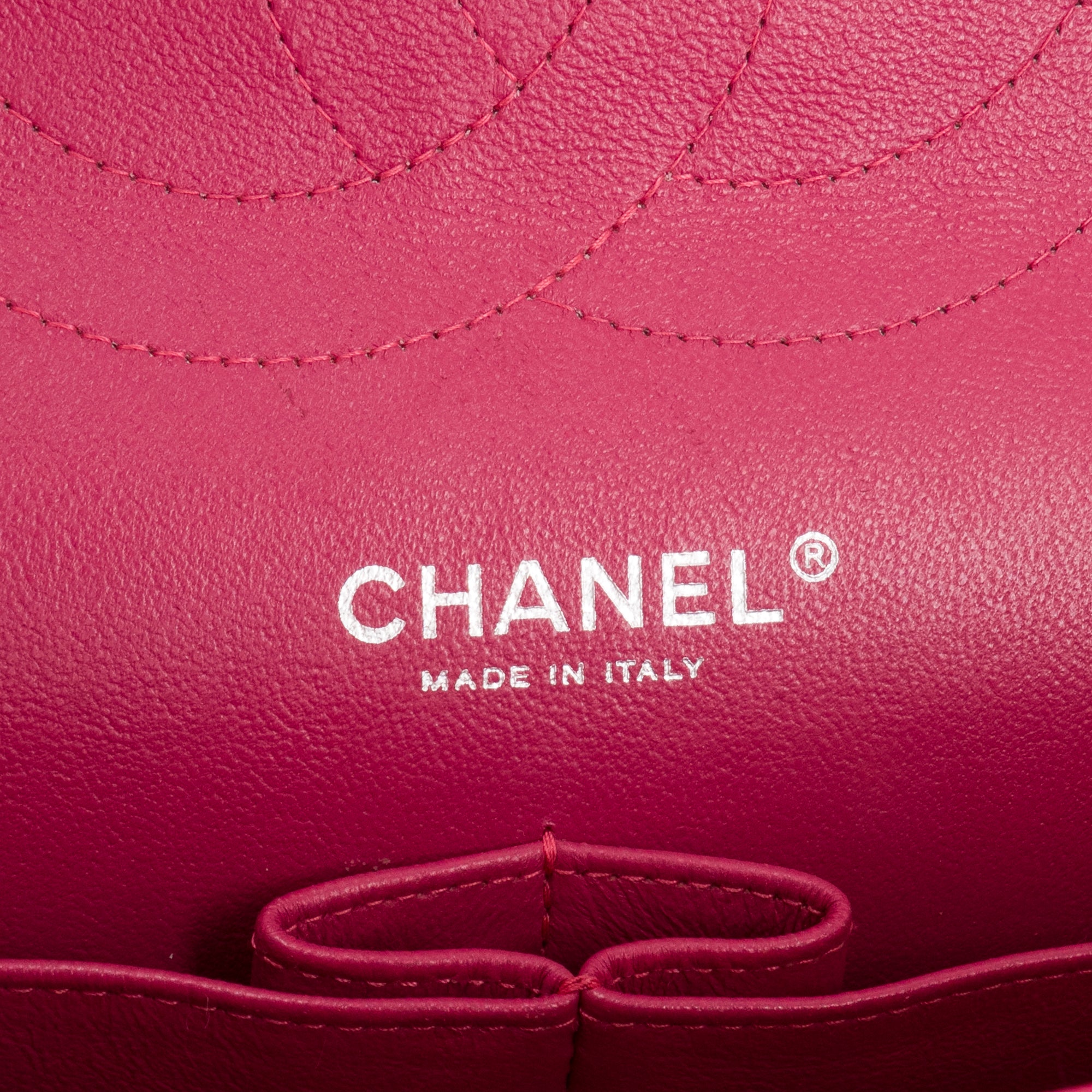 CHANEL - Sac à bandoulière Classique/Timeless Jumbo Chanel en cuir verni rose