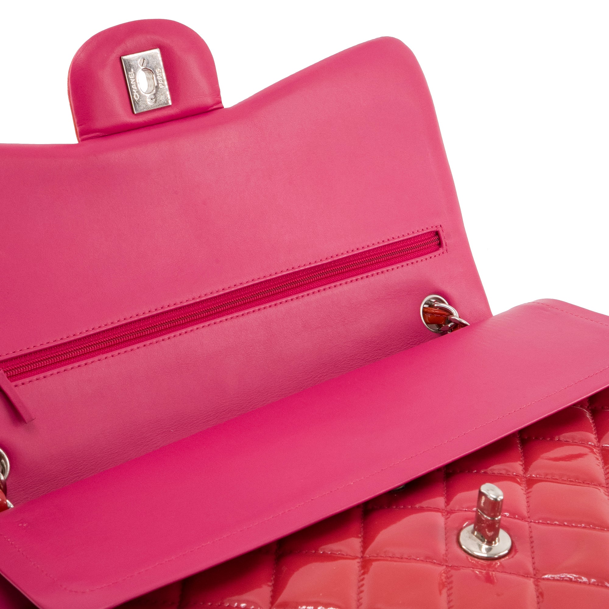 CHANEL - Sac à bandoulière Classique/Timeless Jumbo Chanel en cuir verni rose
