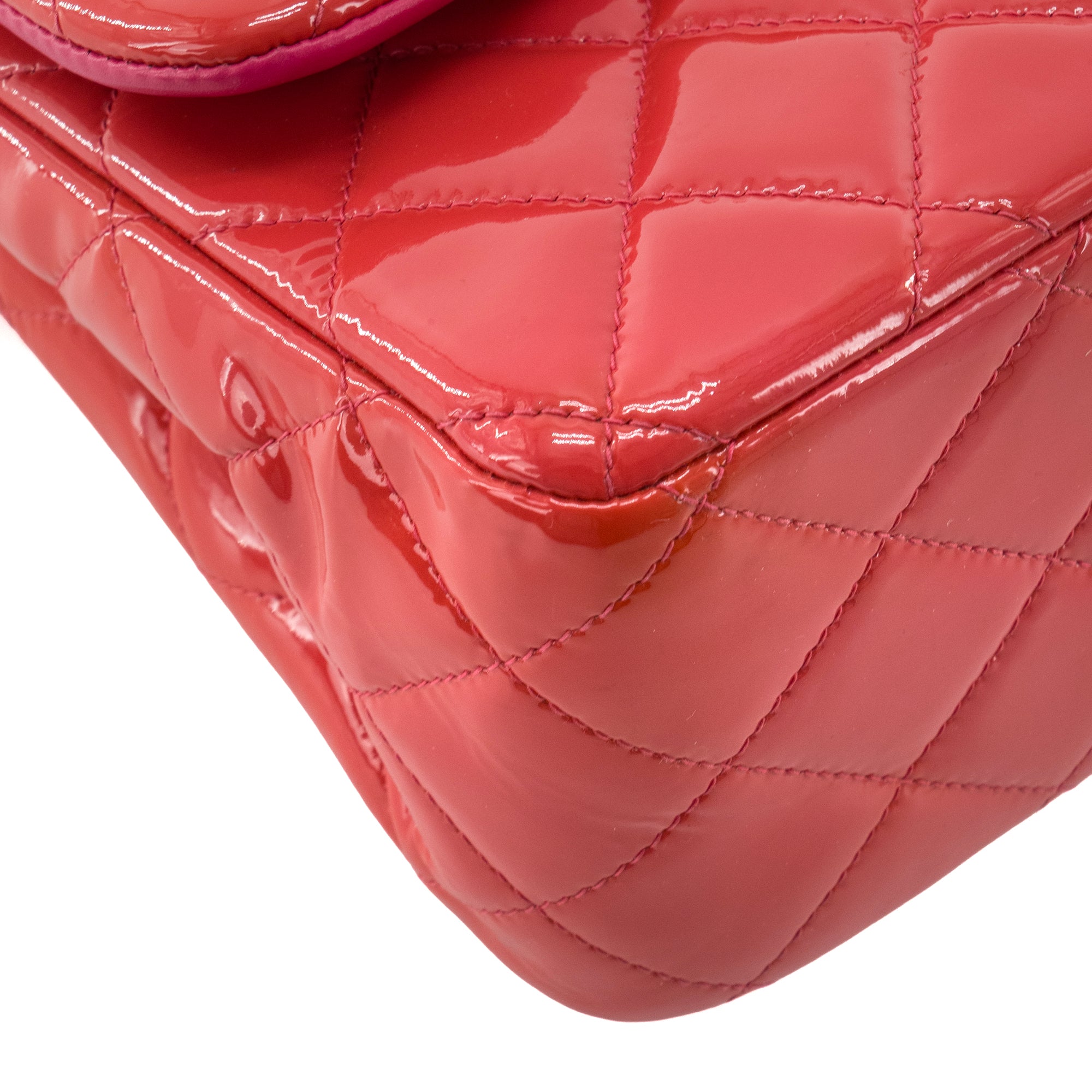 CHANEL - Sac à bandoulière Classique/Timeless Jumbo Chanel en cuir verni rose