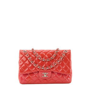 CHANEL - Sac à bandoulière Classique/Timeless Jumbo Chanel en cuir verni rose