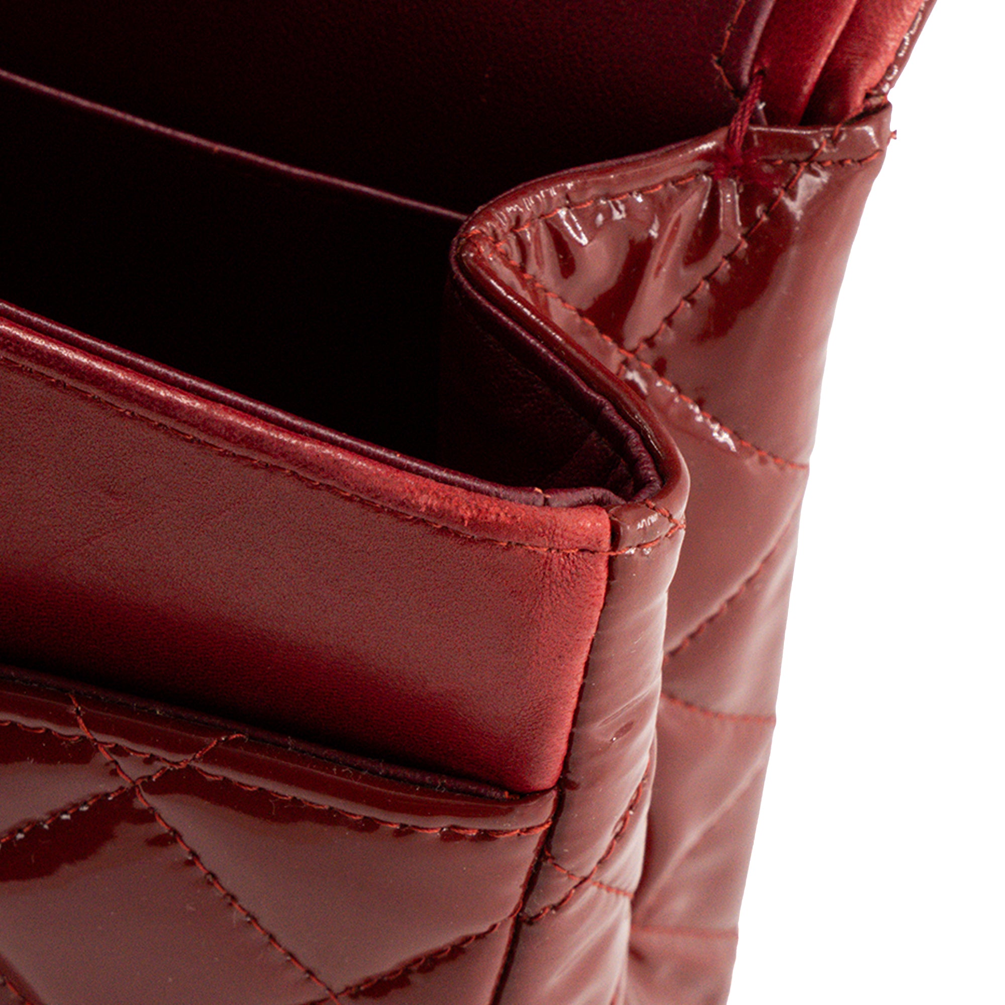 CHANEL - Sac à bandoulière Classique/Timeless Jumbo Chanel en cuir verni bordeaux
