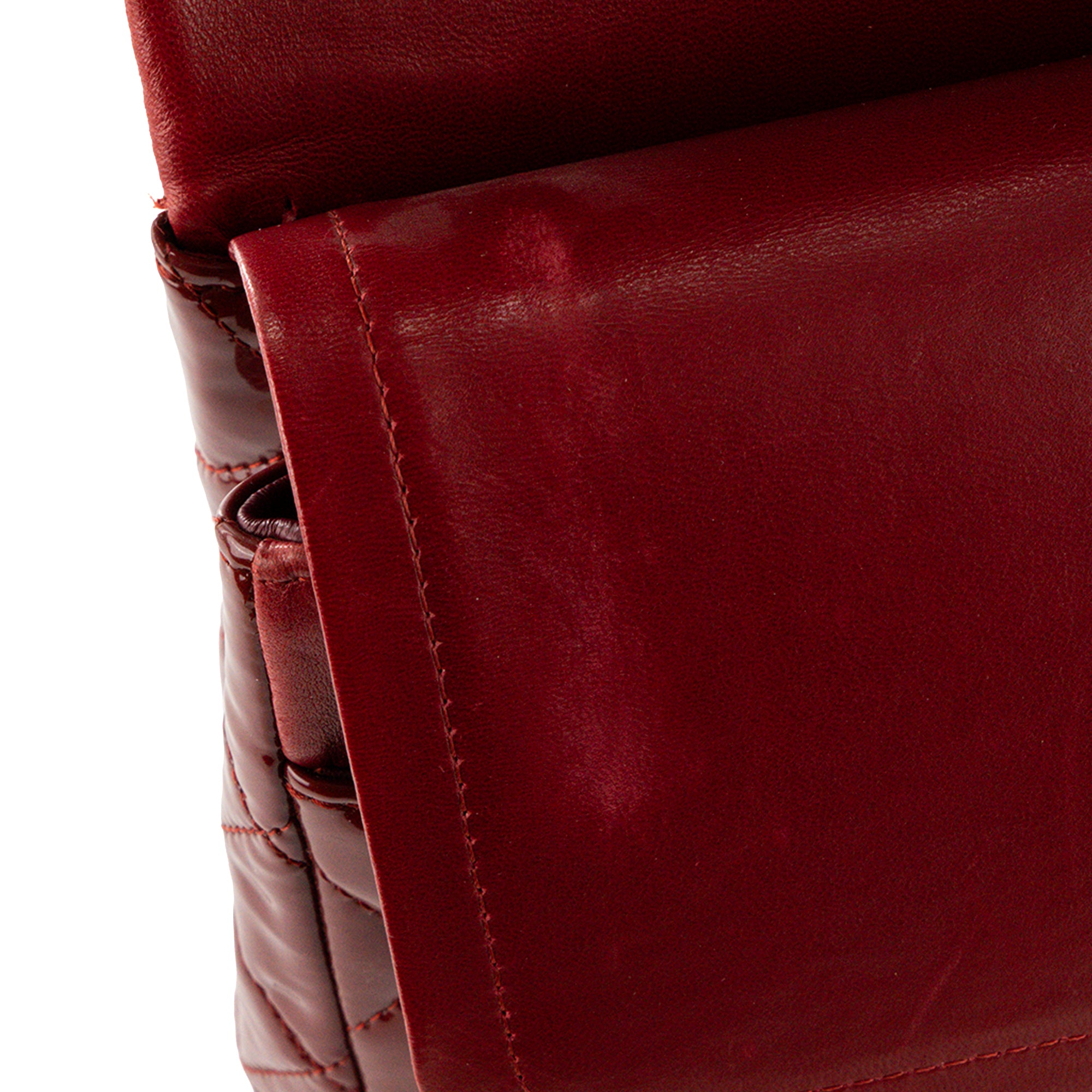CHANEL - Sac à bandoulière Classique/Timeless Jumbo Chanel en cuir verni bordeaux