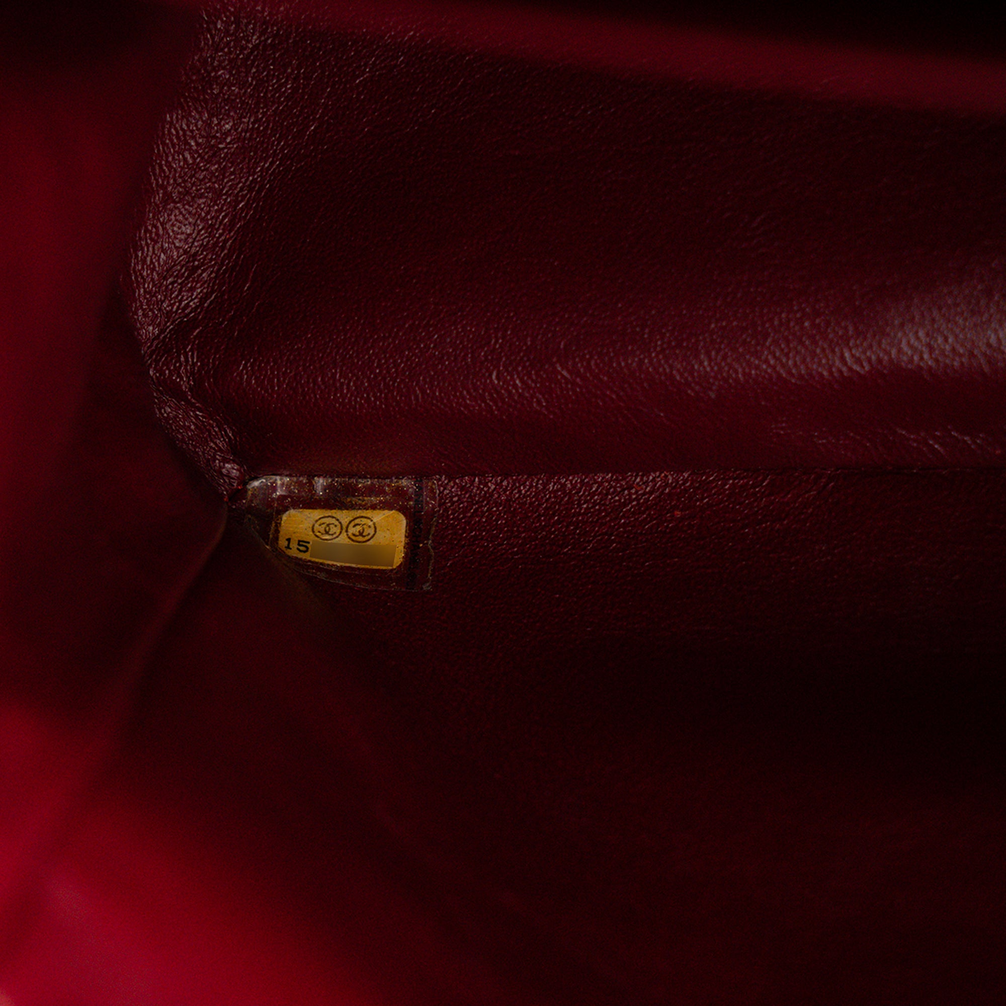 CHANEL - Sac à bandoulière Classique/Timeless Jumbo Chanel en cuir verni bordeaux