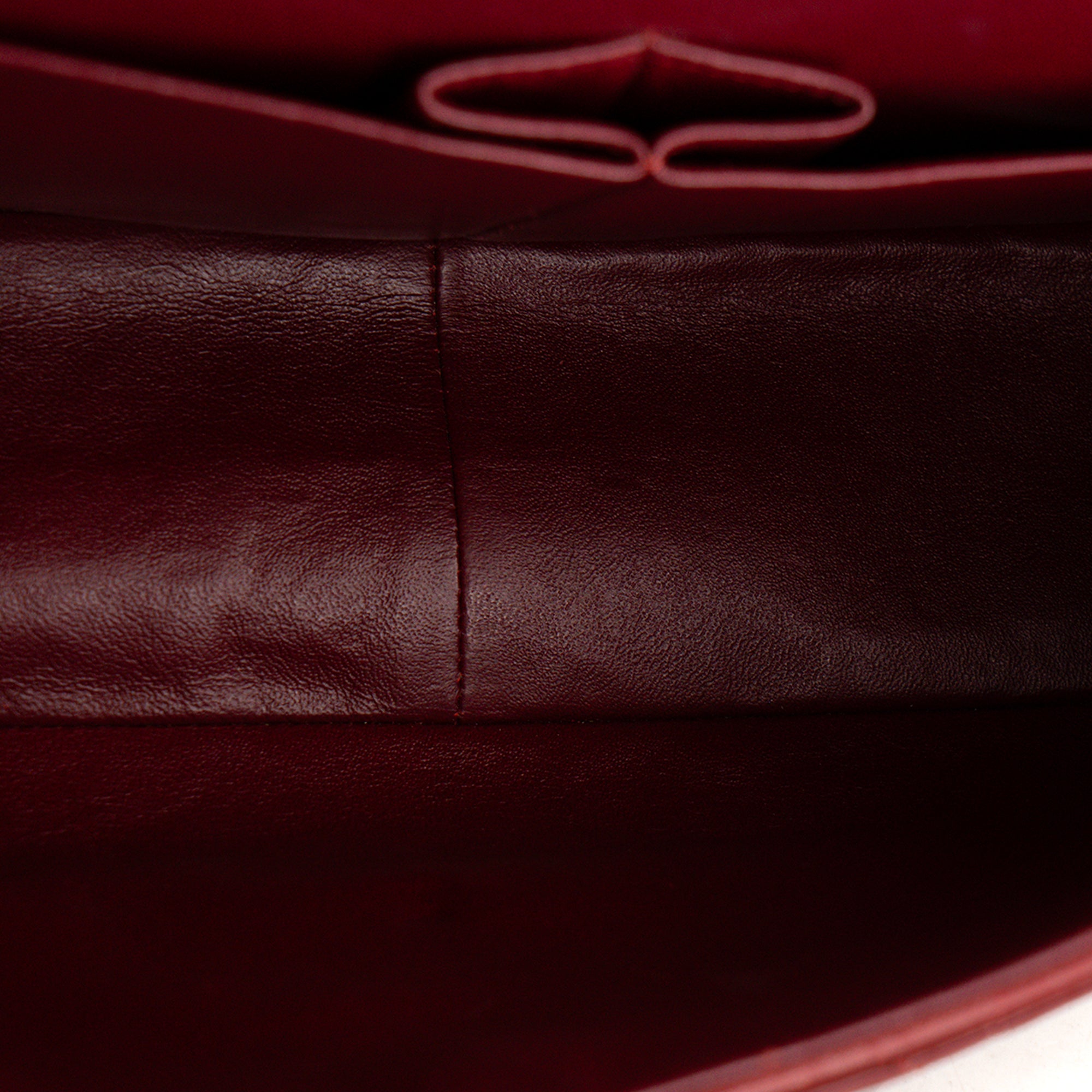 CHANEL - Sac à bandoulière Classique/Timeless Jumbo Chanel en cuir verni bordeaux