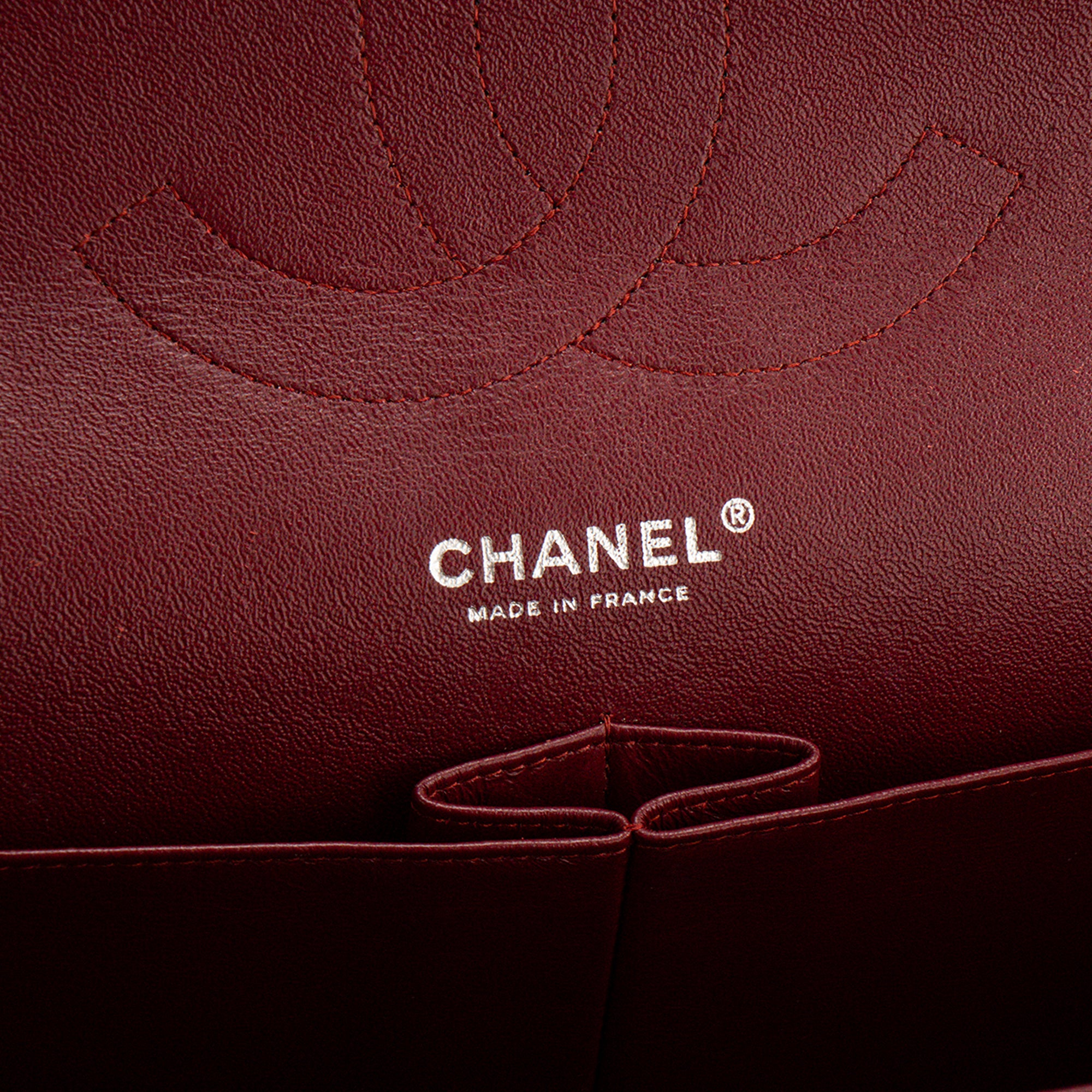 CHANEL - Sac à bandoulière Classique/Timeless Jumbo Chanel en cuir verni bordeaux