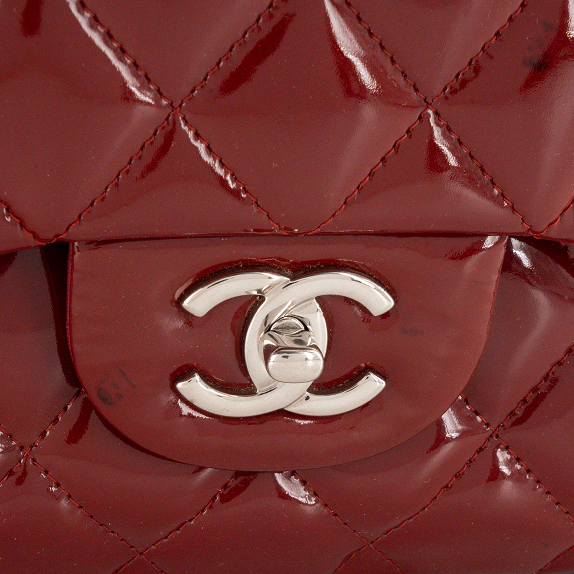 CHANEL - Sac à bandoulière Classique/Timeless Jumbo Chanel en cuir verni bordeaux