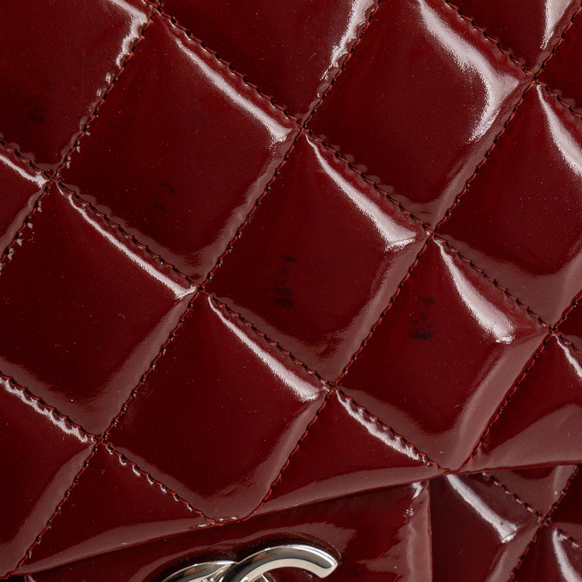 CHANEL - Sac à bandoulière Classique/Timeless Jumbo Chanel en cuir verni bordeaux