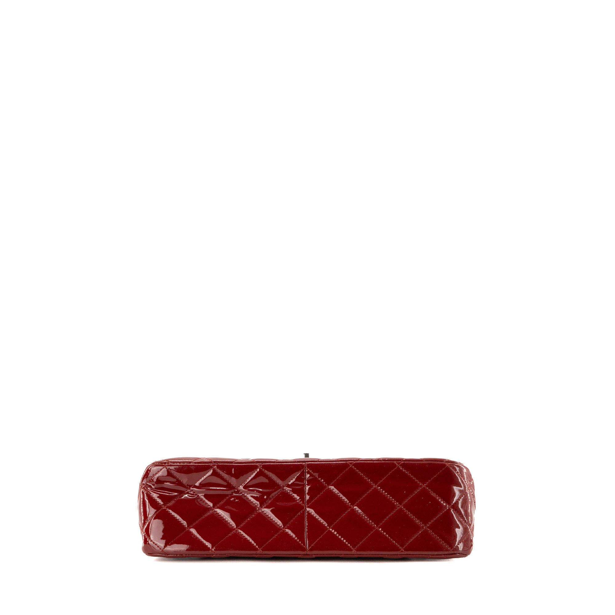 CHANEL - Sac à bandoulière Classique/Timeless Jumbo Chanel en cuir verni bordeaux