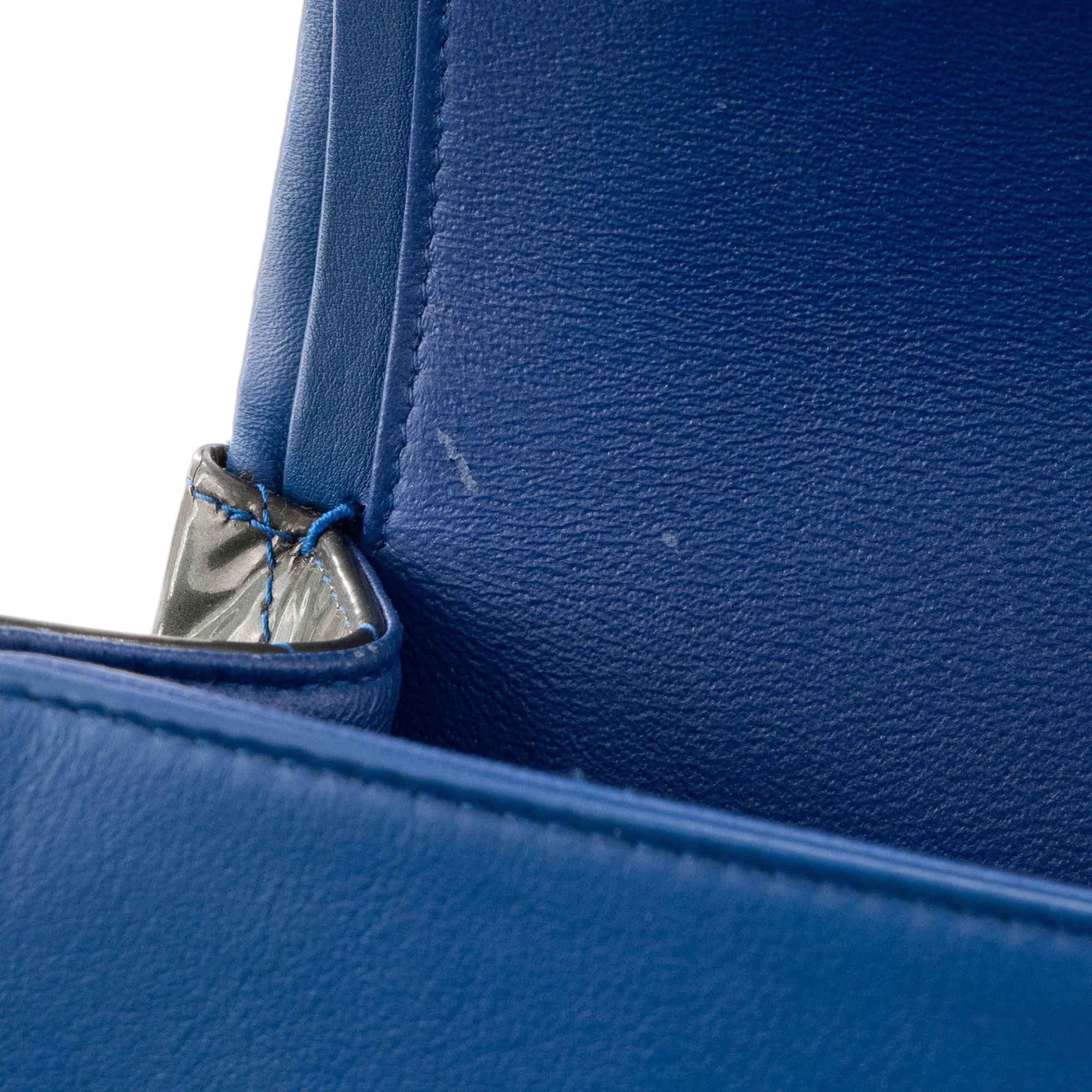 CHANEL - Sac à bandoulière Classique/Timeless Jumbo Chanel en cuir verni vert irisé