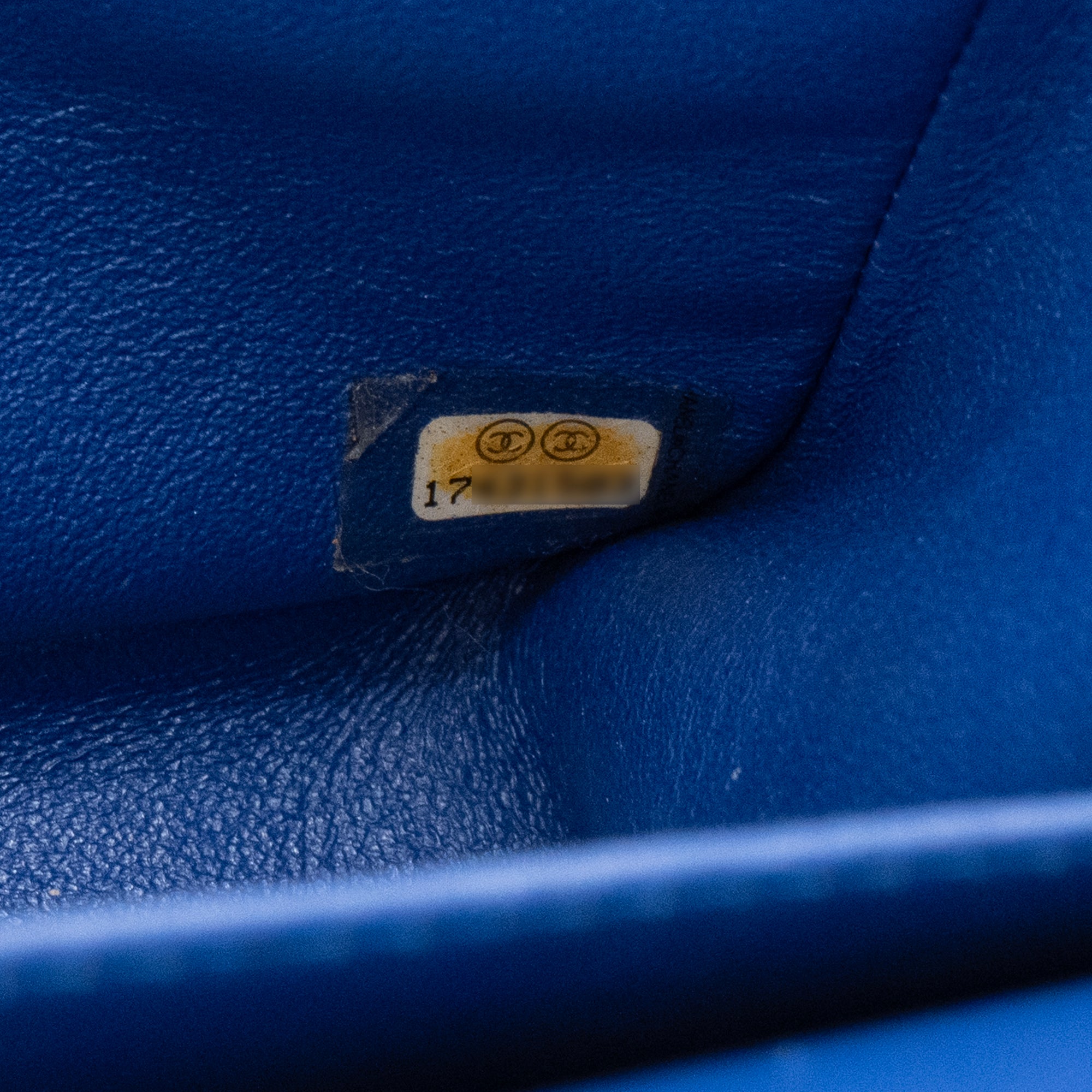 CHANEL - Sac à bandoulière Classique/Timeless Jumbo Chanel en cuir verni vert irisé