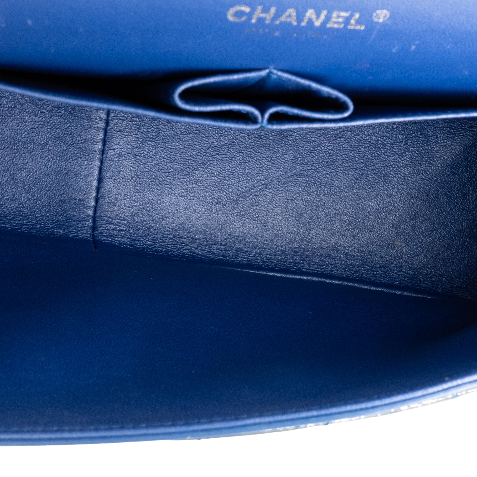 CHANEL - Sac à bandoulière Classique/Timeless Jumbo Chanel en cuir verni vert irisé