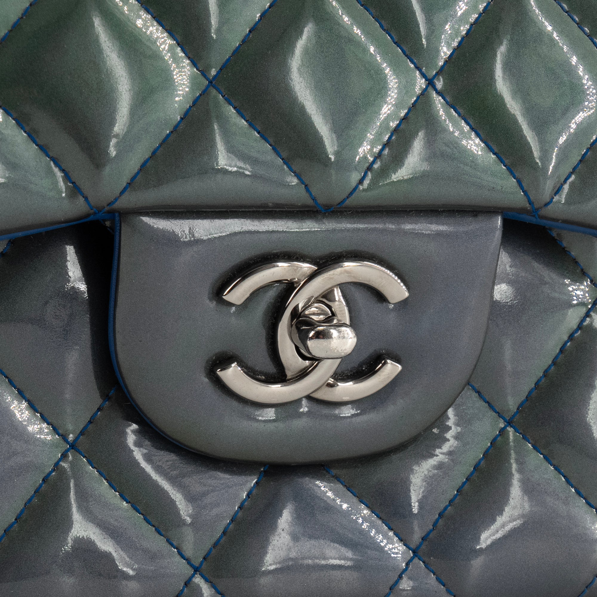 CHANEL - Sac à bandoulière Classique/Timeless Jumbo Chanel en cuir verni vert irisé