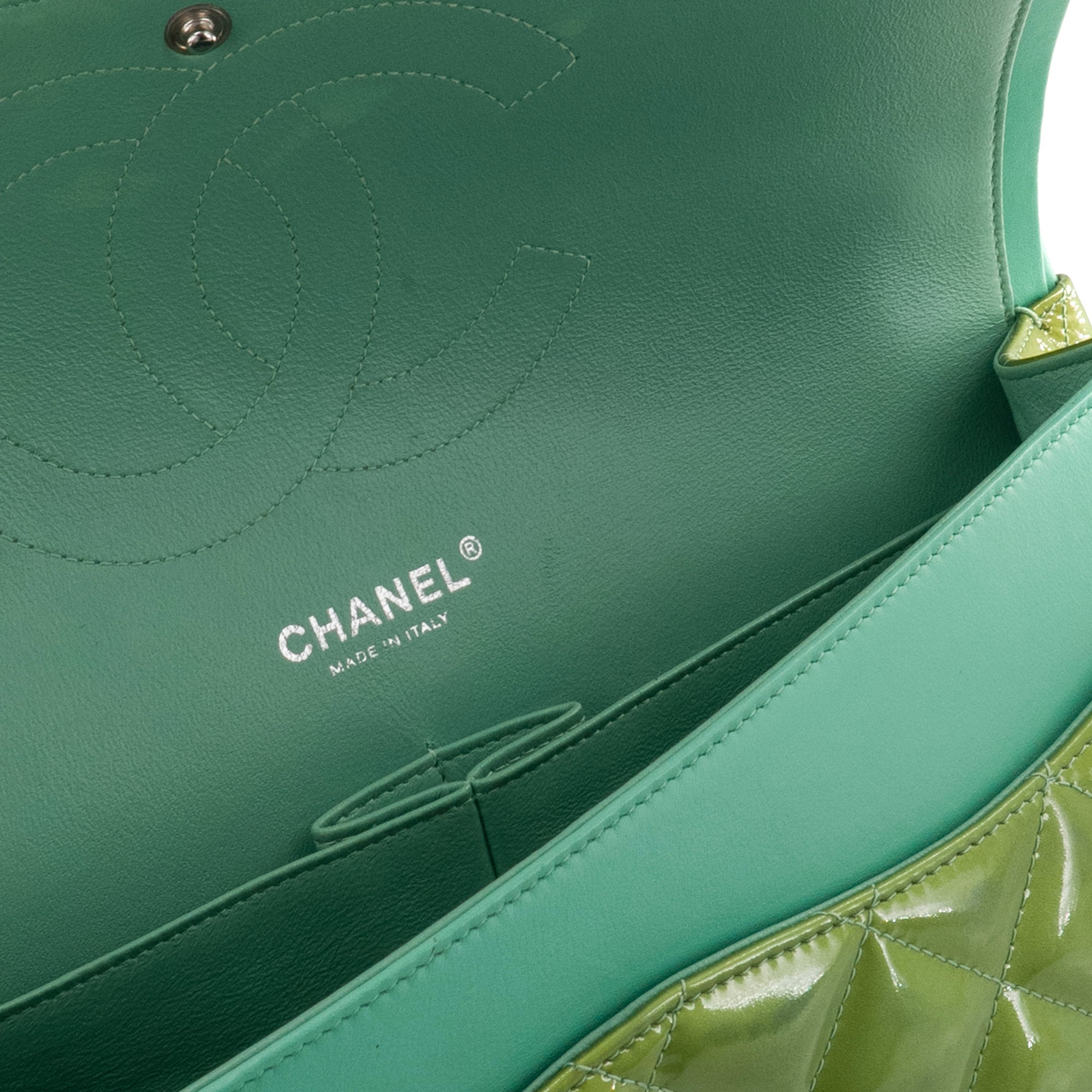CHANEL - Sac à bandoulière Classique/Timeless Jumbo Chanel en cuir verni vert