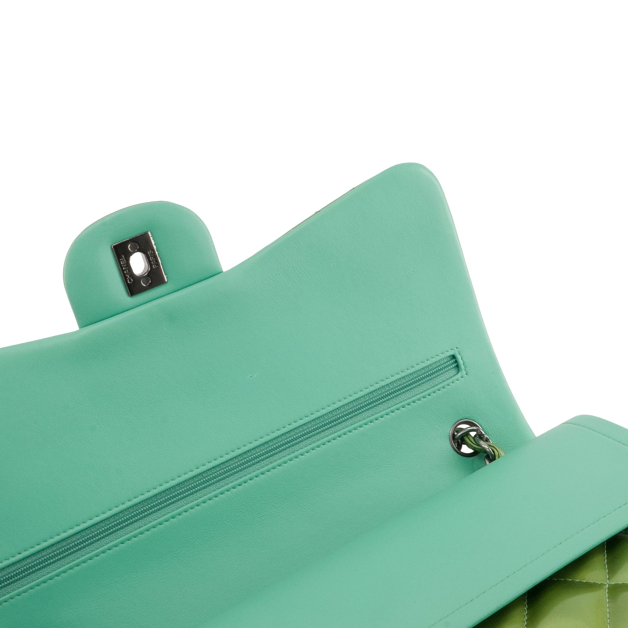 CHANEL - Sac à bandoulière Classique/Timeless Jumbo Chanel en cuir verni vert