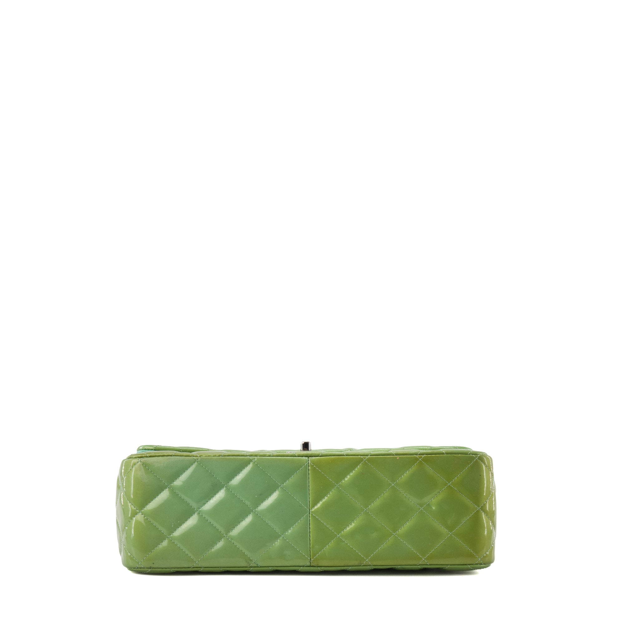 CHANEL - Sac à bandoulière Classique/Timeless Jumbo Chanel en cuir verni vert