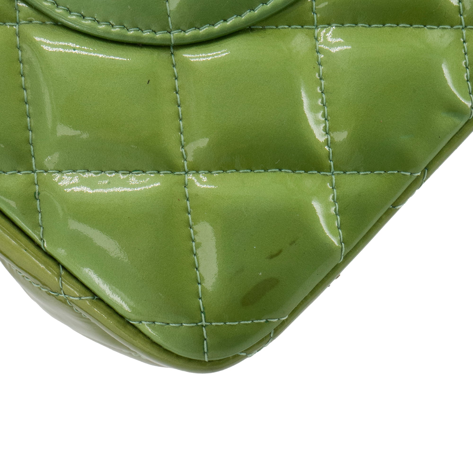 CHANEL - Sac à bandoulière Classique/Timeless Jumbo Chanel en cuir verni vert