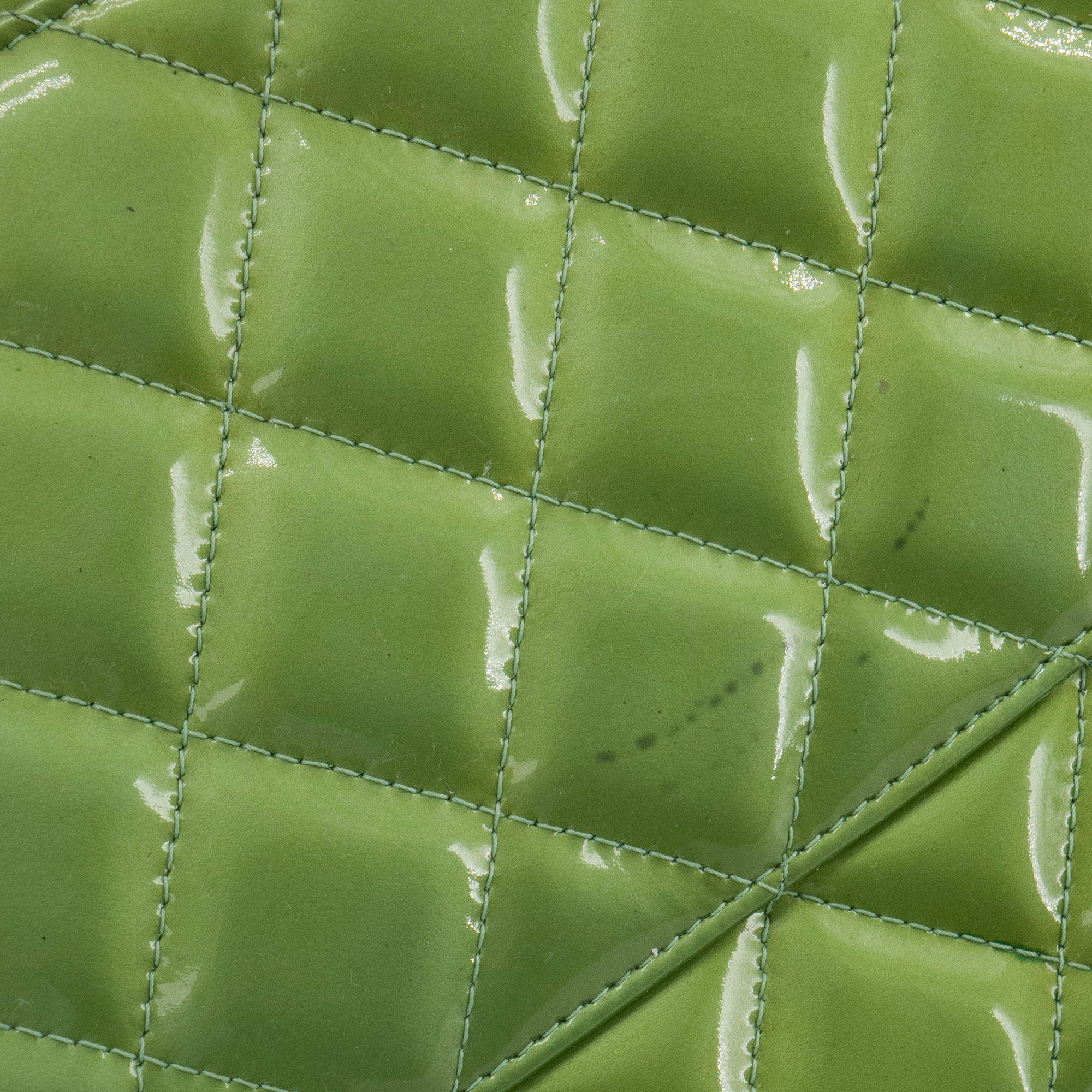 CHANEL - Sac à bandoulière Classique/Timeless Jumbo Chanel en cuir verni vert