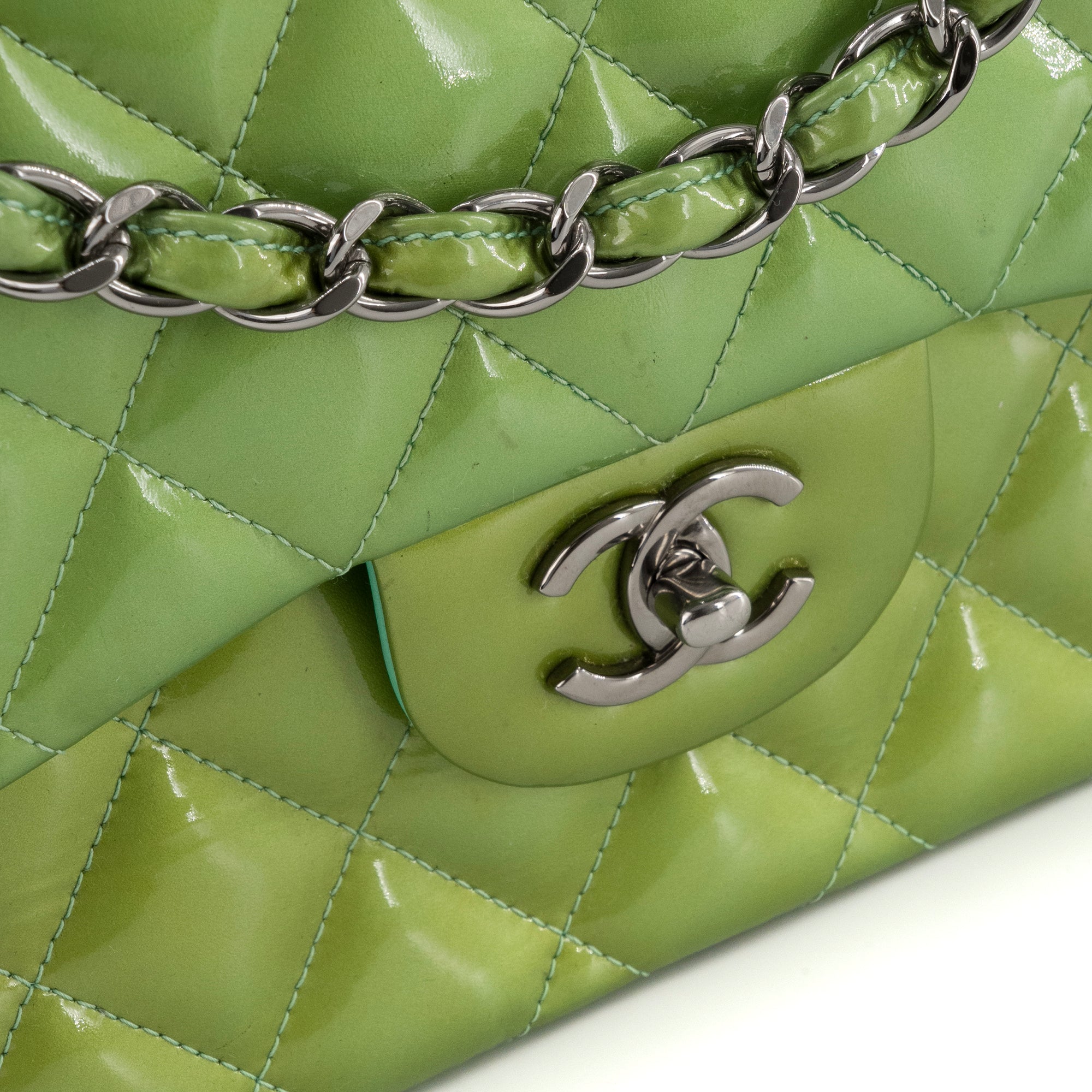 CHANEL - Sac à bandoulière Classique/Timeless Jumbo Chanel en cuir verni vert