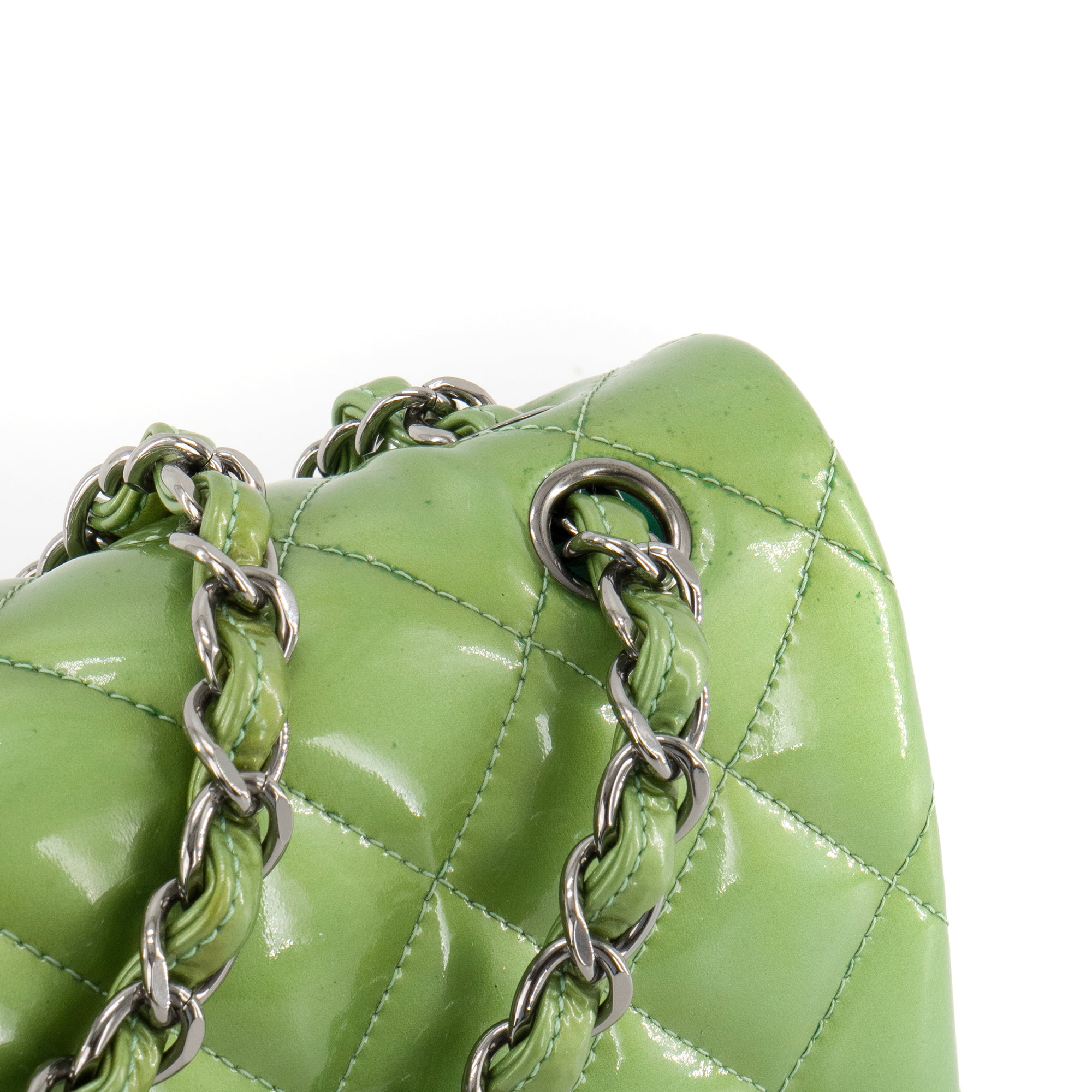 CHANEL - Sac à bandoulière Classique/Timeless Jumbo Chanel en cuir verni vert