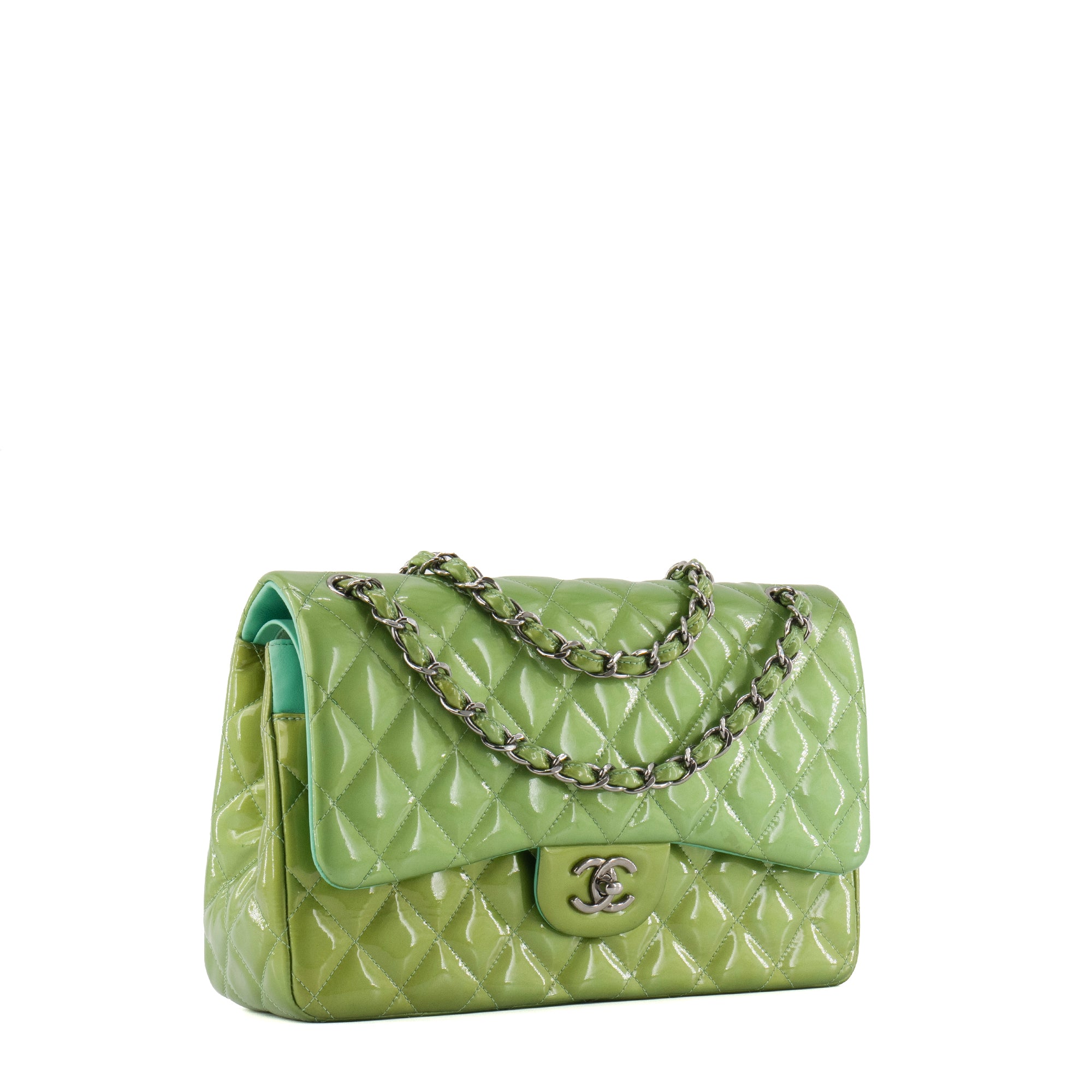 CHANEL - Sac à bandoulière Classique/Timeless Jumbo Chanel en cuir verni vert