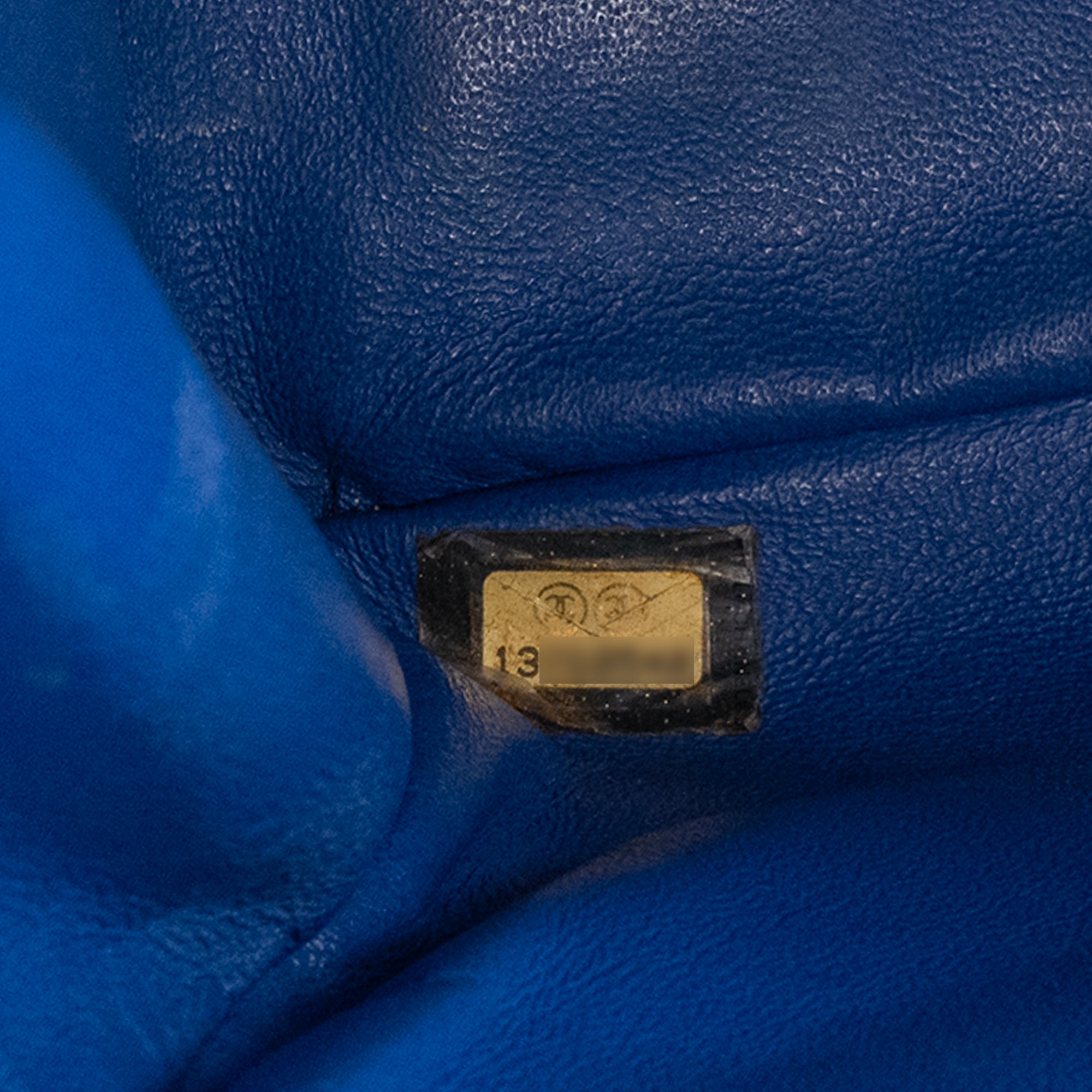 CHANEL - Sac à bandoulière Classique/Timeless Maxi Jumbo Chanel en cuir caviar bleu électrique