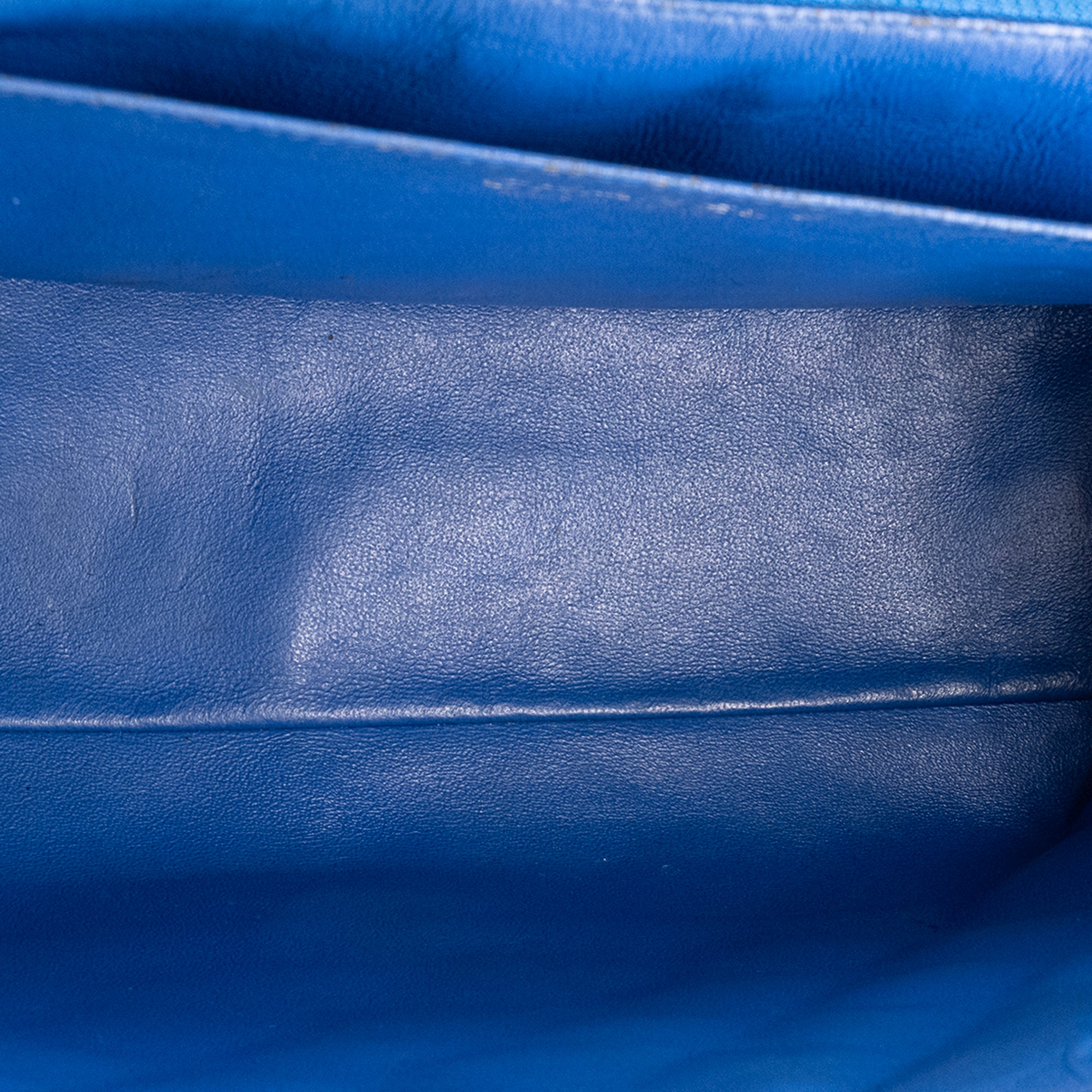 CHANEL - Sac à bandoulière Classique/Timeless Maxi Jumbo Chanel en cuir caviar bleu électrique