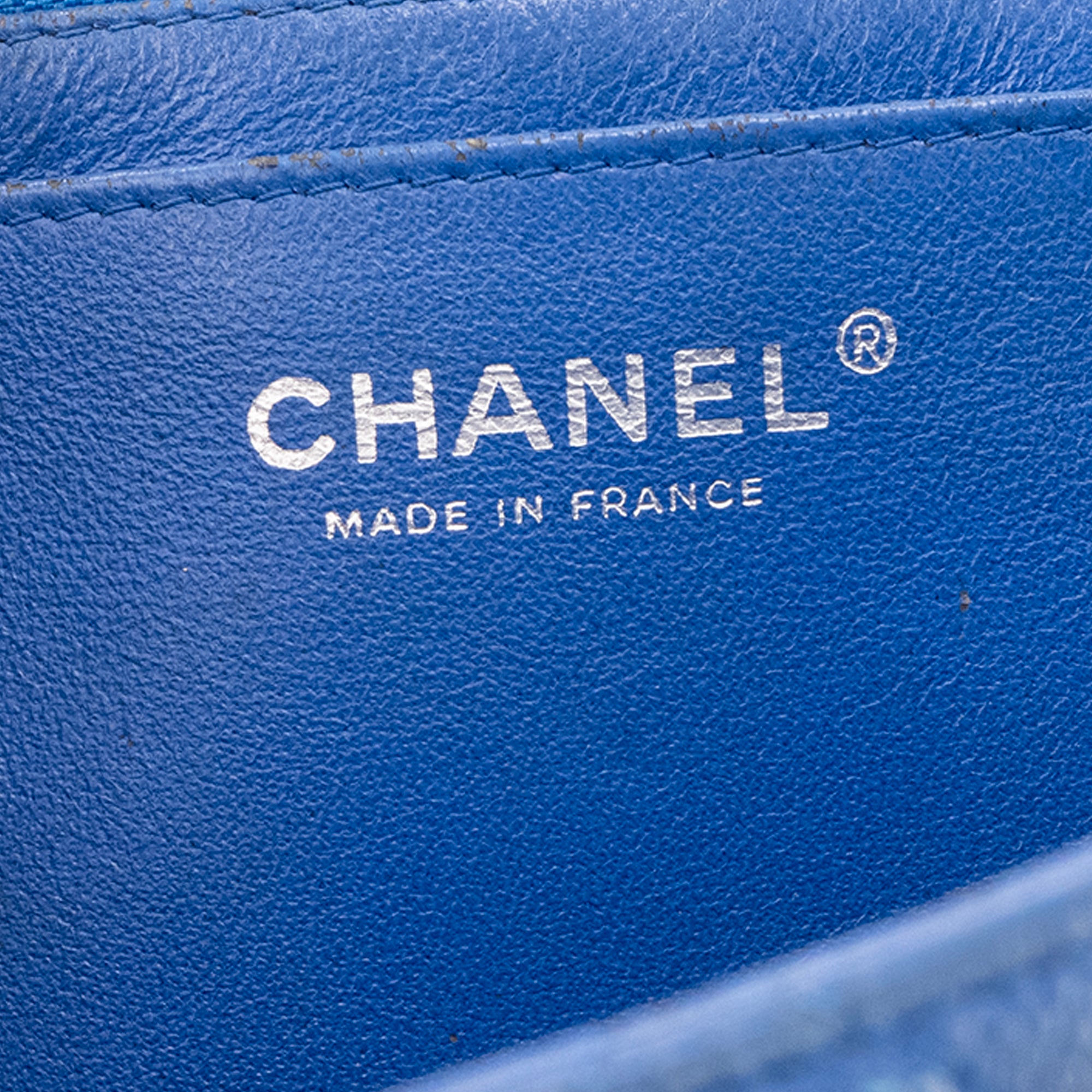 CHANEL - Sac à bandoulière Classique/Timeless Maxi Jumbo Chanel en cuir caviar bleu électrique