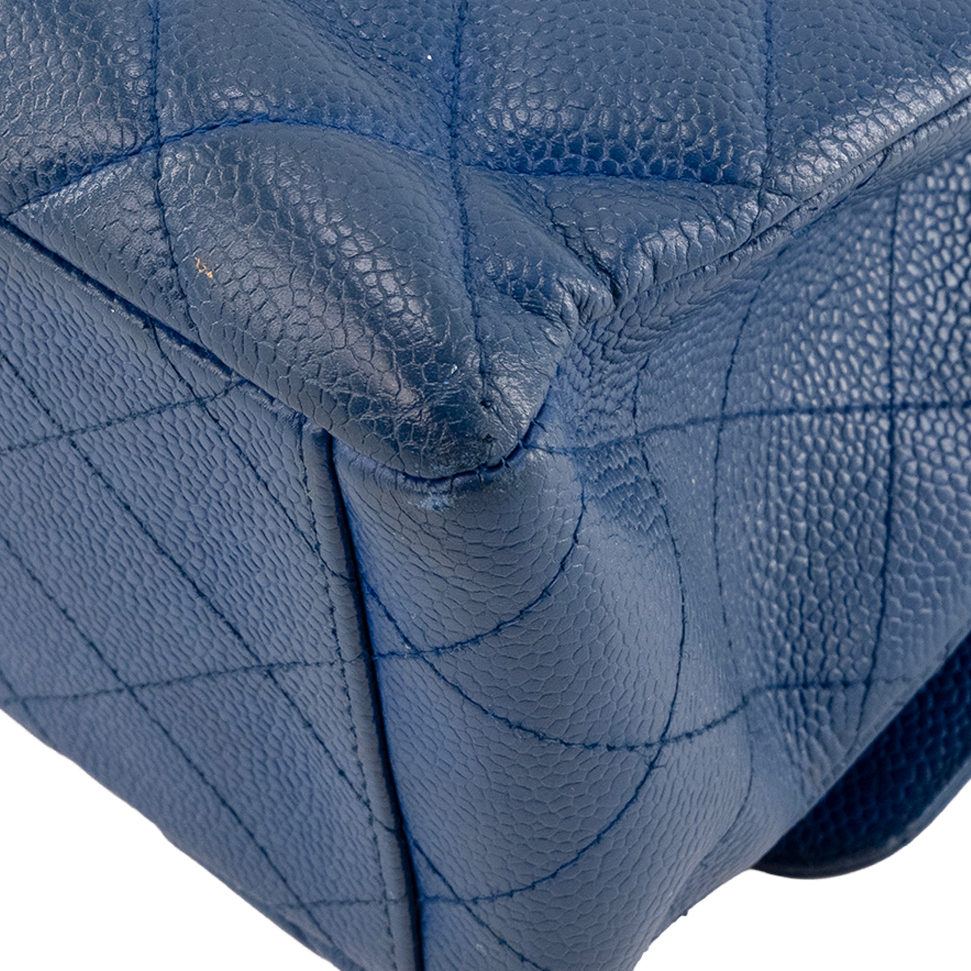 CHANEL - Sac à bandoulière Classique/Timeless Maxi Jumbo Chanel en cuir caviar bleu électrique