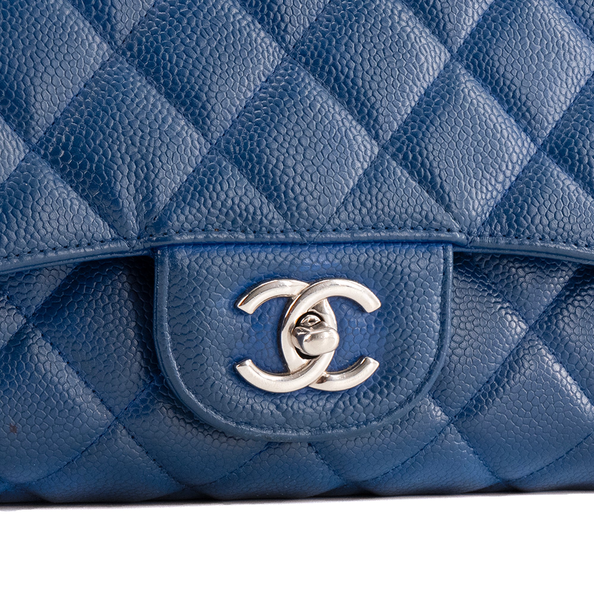 CHANEL - Sac à bandoulière Classique/Timeless Maxi Jumbo Chanel en cuir caviar bleu électrique