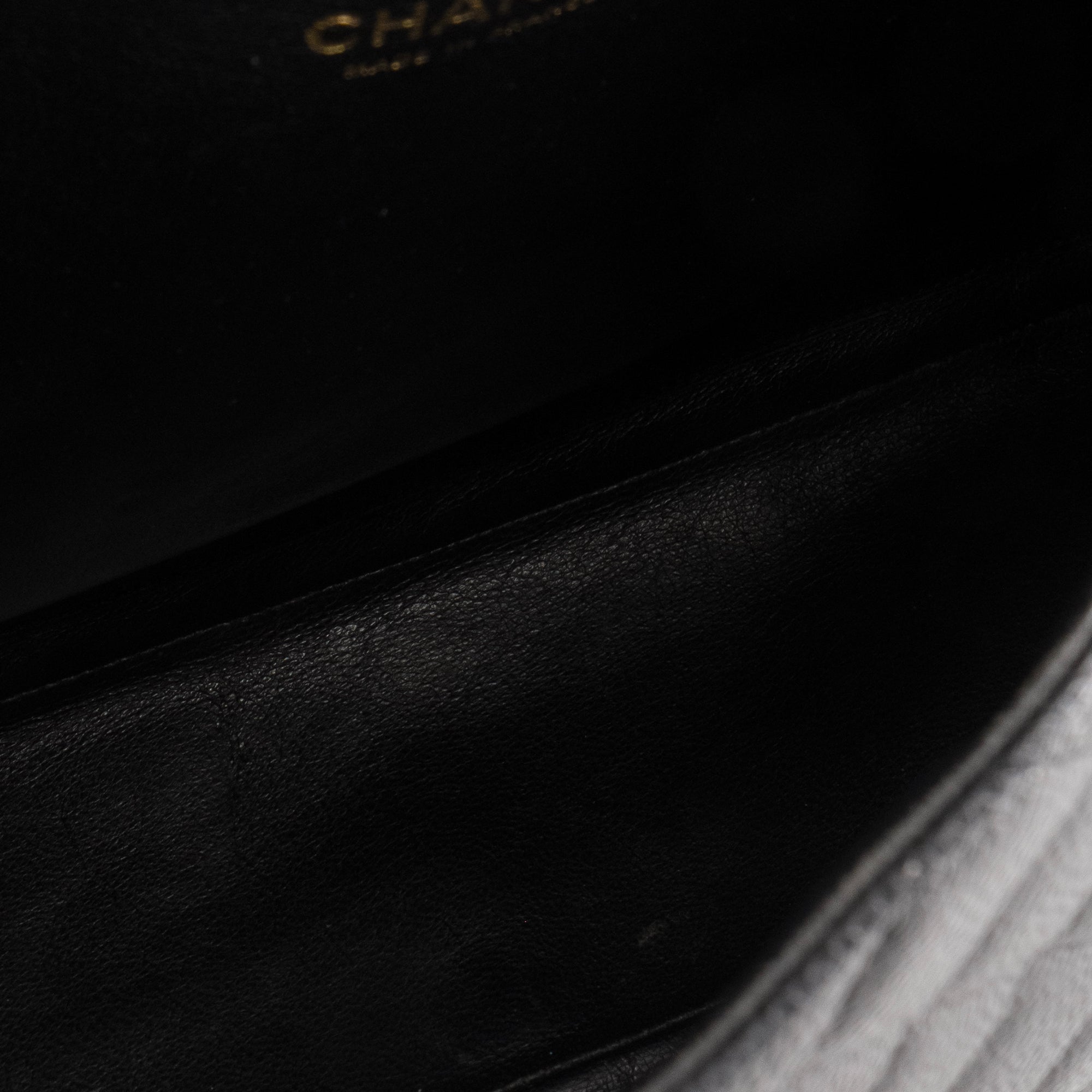 CHANEL - Sac à bandoulière Classique/Timeless Maxi Jumbo Chanel en cuir caviar noir